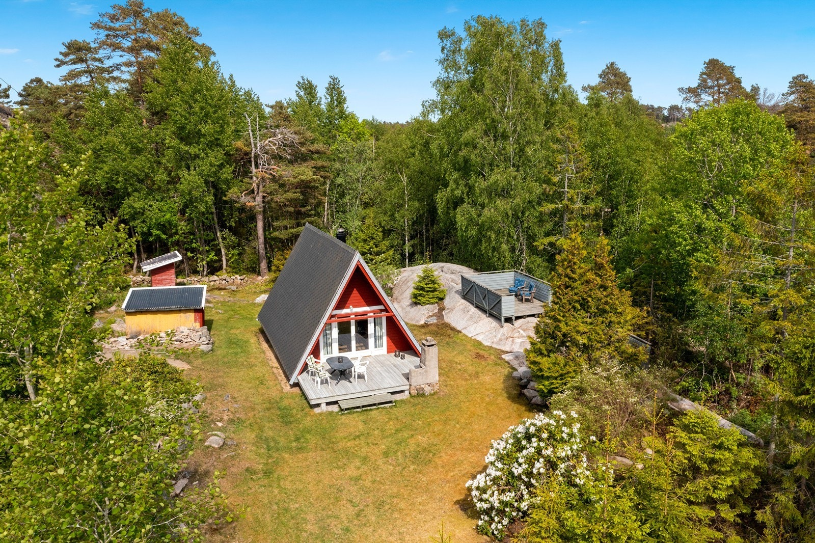 Eiendommen har flere uteplasser til sosiale sammenkomster og her kommer du tett på naturen. Galleribilde