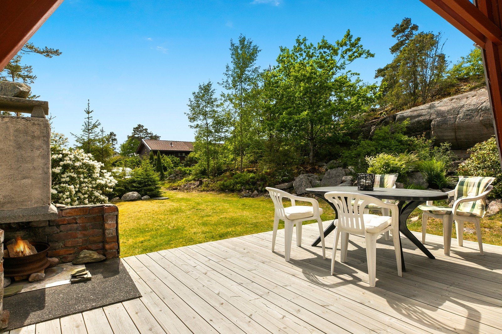 Fint uteområde med bålplass, platting og pen hage. Galleribilde