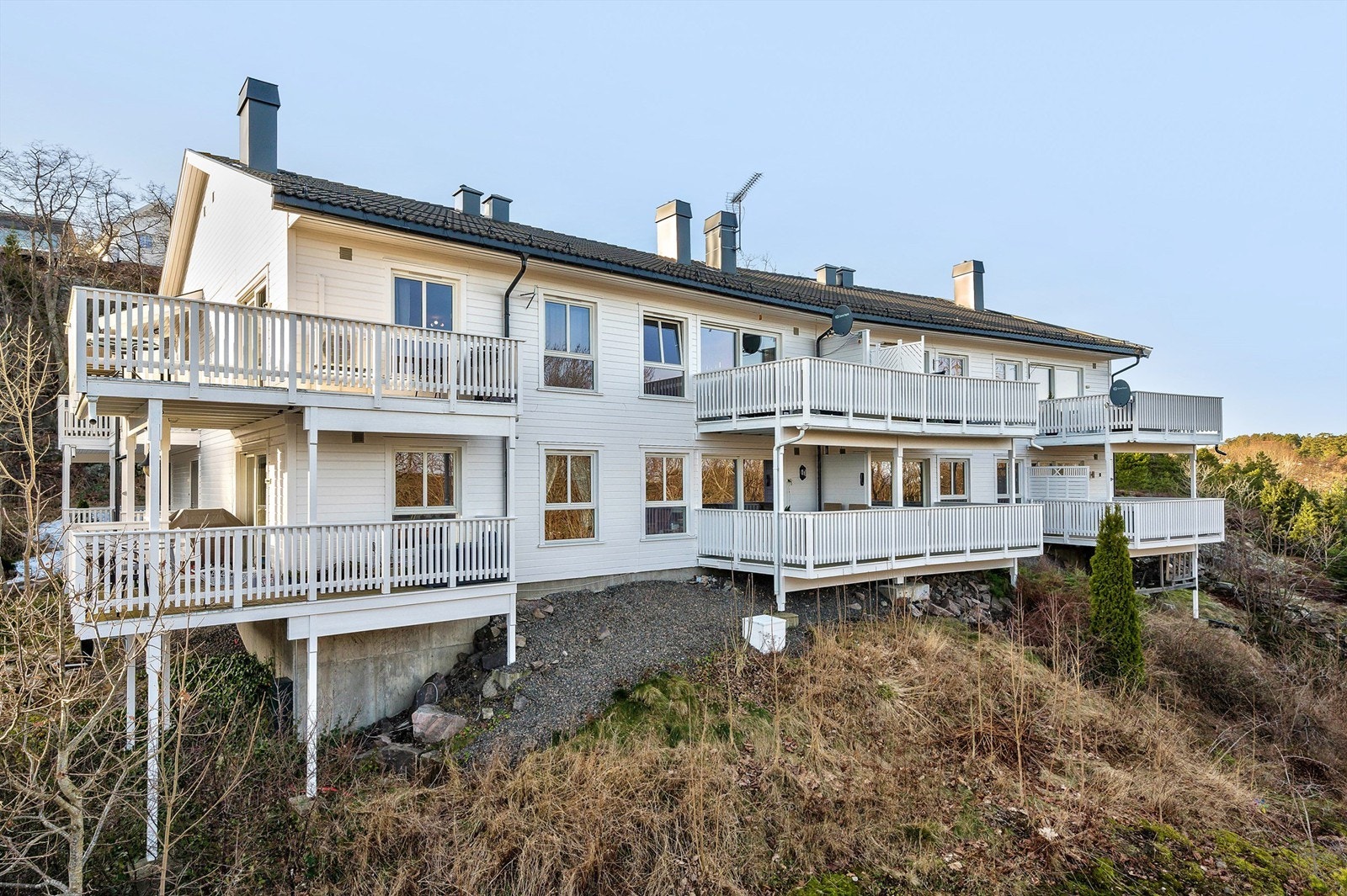 Lys og lettstelt selveierleilighet på bakkeplan i et leilighetskompleks med totalt 8 leiligheter Galleribilde