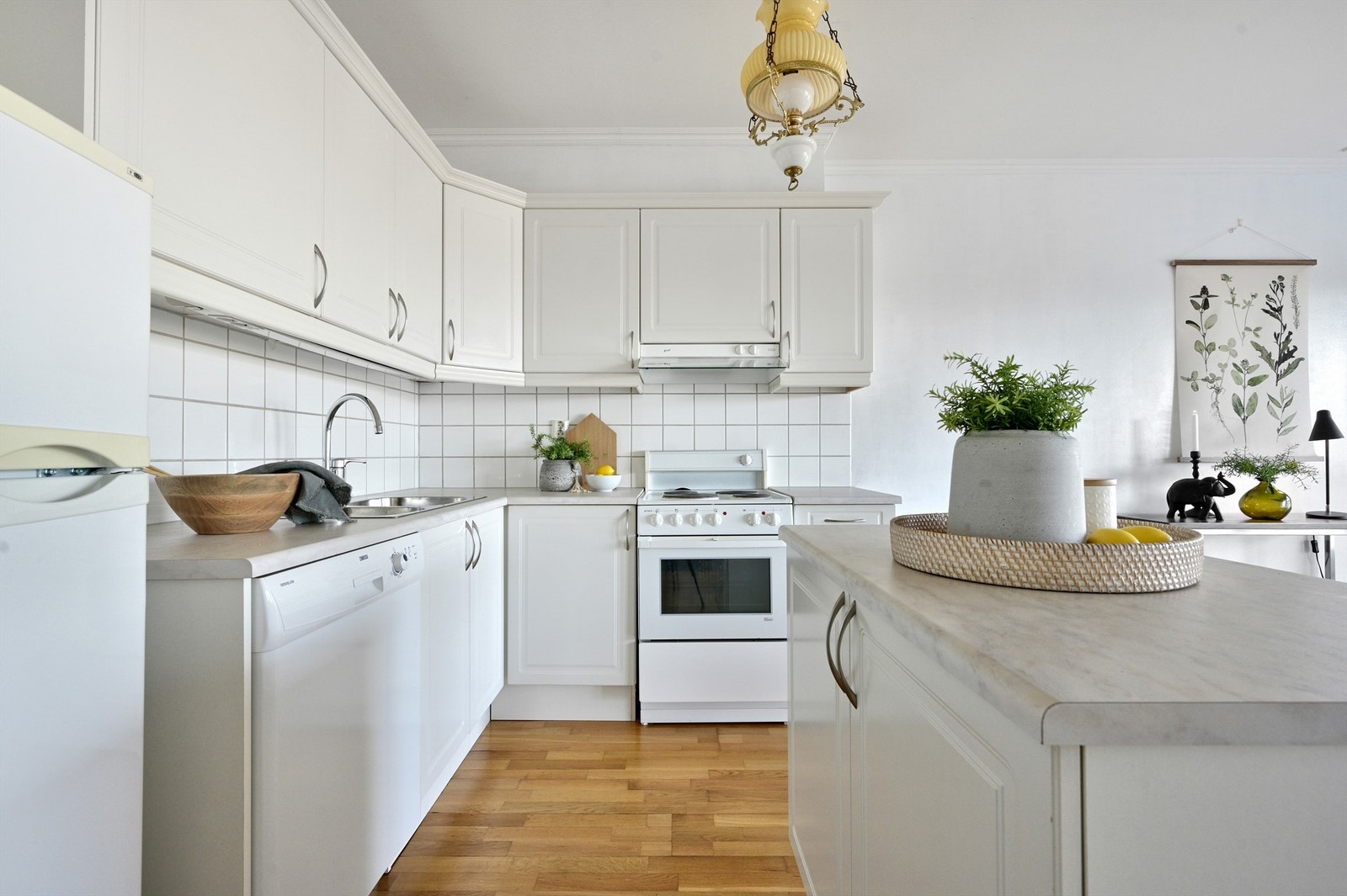 Praktisk kjøkken med mye skap- og benkeplass Galleribilde