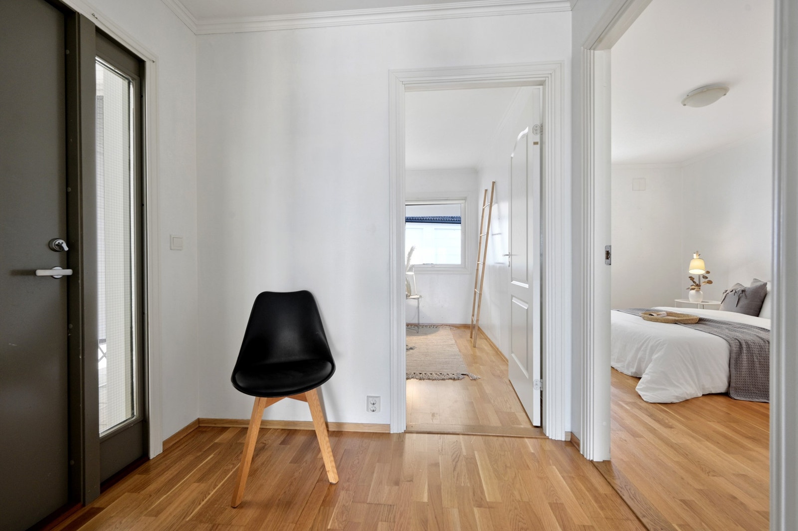 Du kommer inn i en entré, her er det 2 soverom. Vi gjør oppmerksom på at bildene benyttet i nettannonsen er fra forrige salg, rominndelingen er den samme. Galleribilde