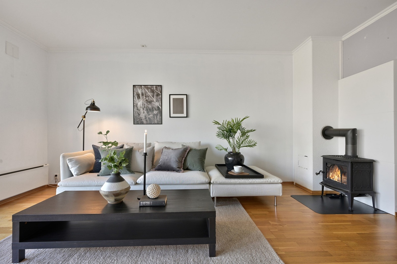 Det er peisovn i stuen som gir god varme på kalde dager Galleribilde