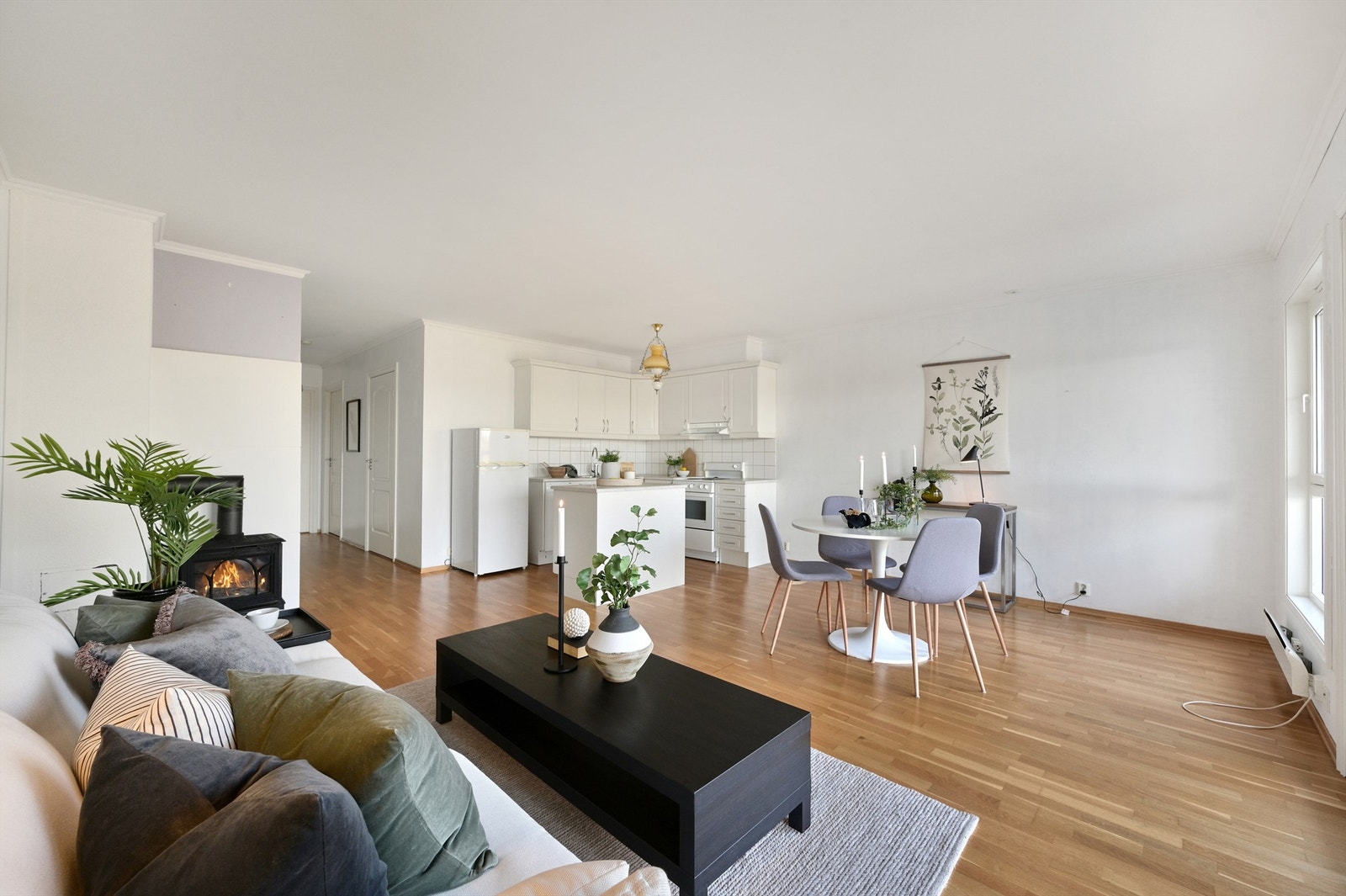 Åpen kjøkken og stueløsning, hvor det er utgang til østvendt veranda på ca. 10 kvm Galleribilde