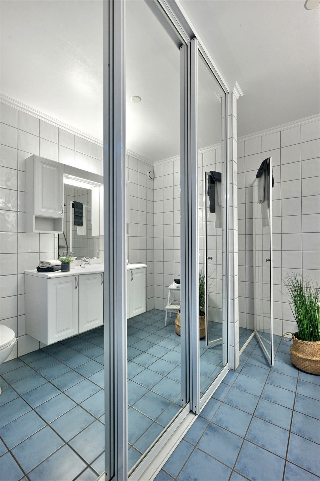 Praktisk skyvedørsløsning for å skjule vaskemaskin Galleribilde