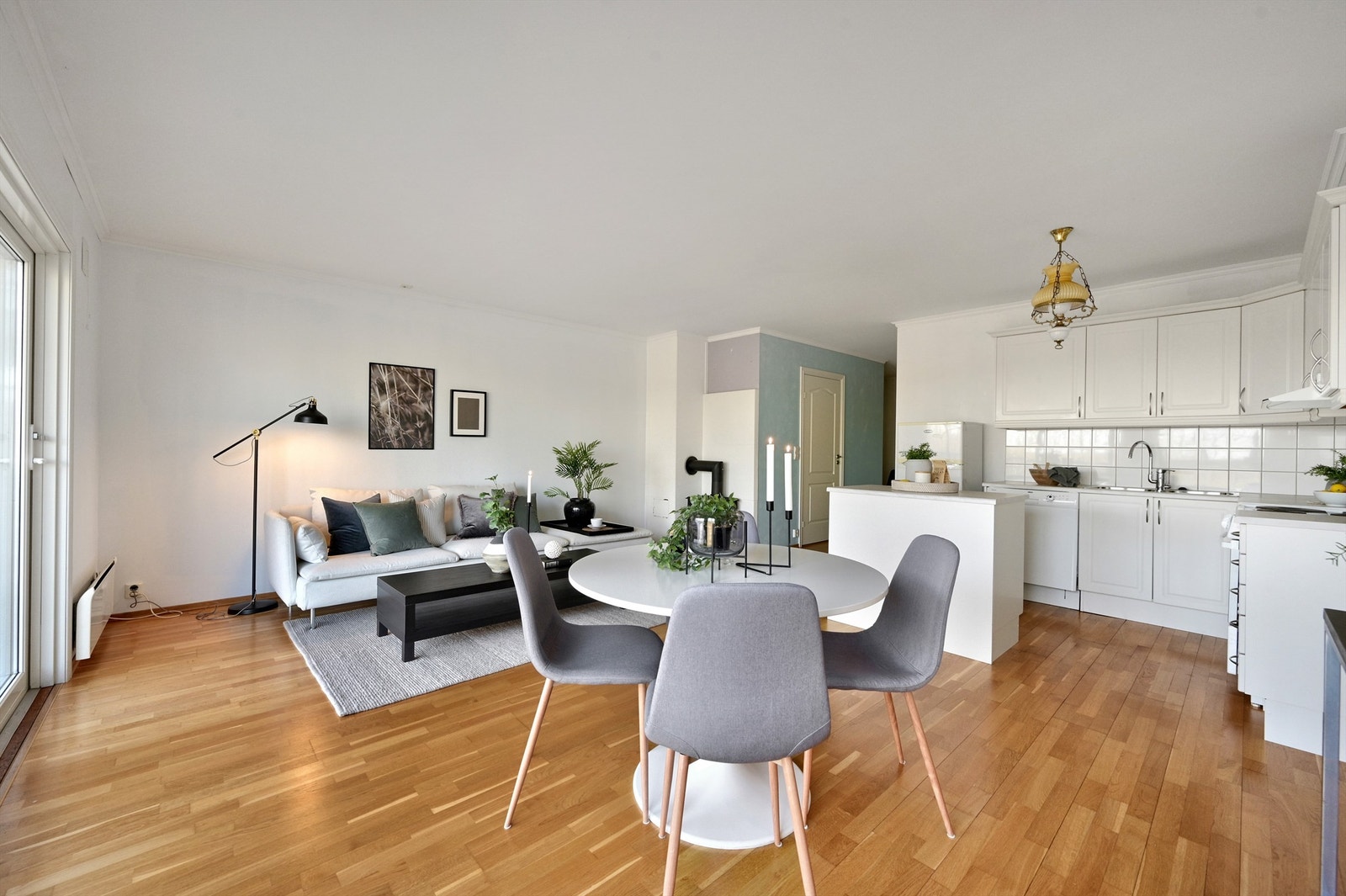 Det er god plass til å møblere med både spiseplass og sofagruppe Galleribilde