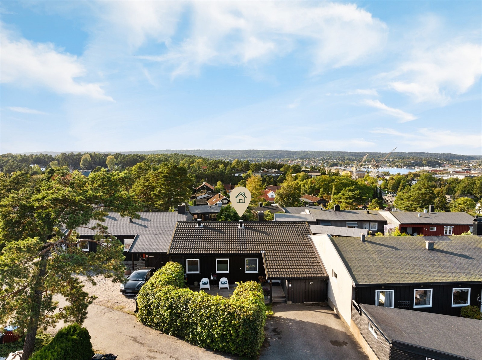 Vestvendt og tilbaketrukket i høyden på nordre Kråkerøy ligger denne kjedede eneboligen. Galleribilde