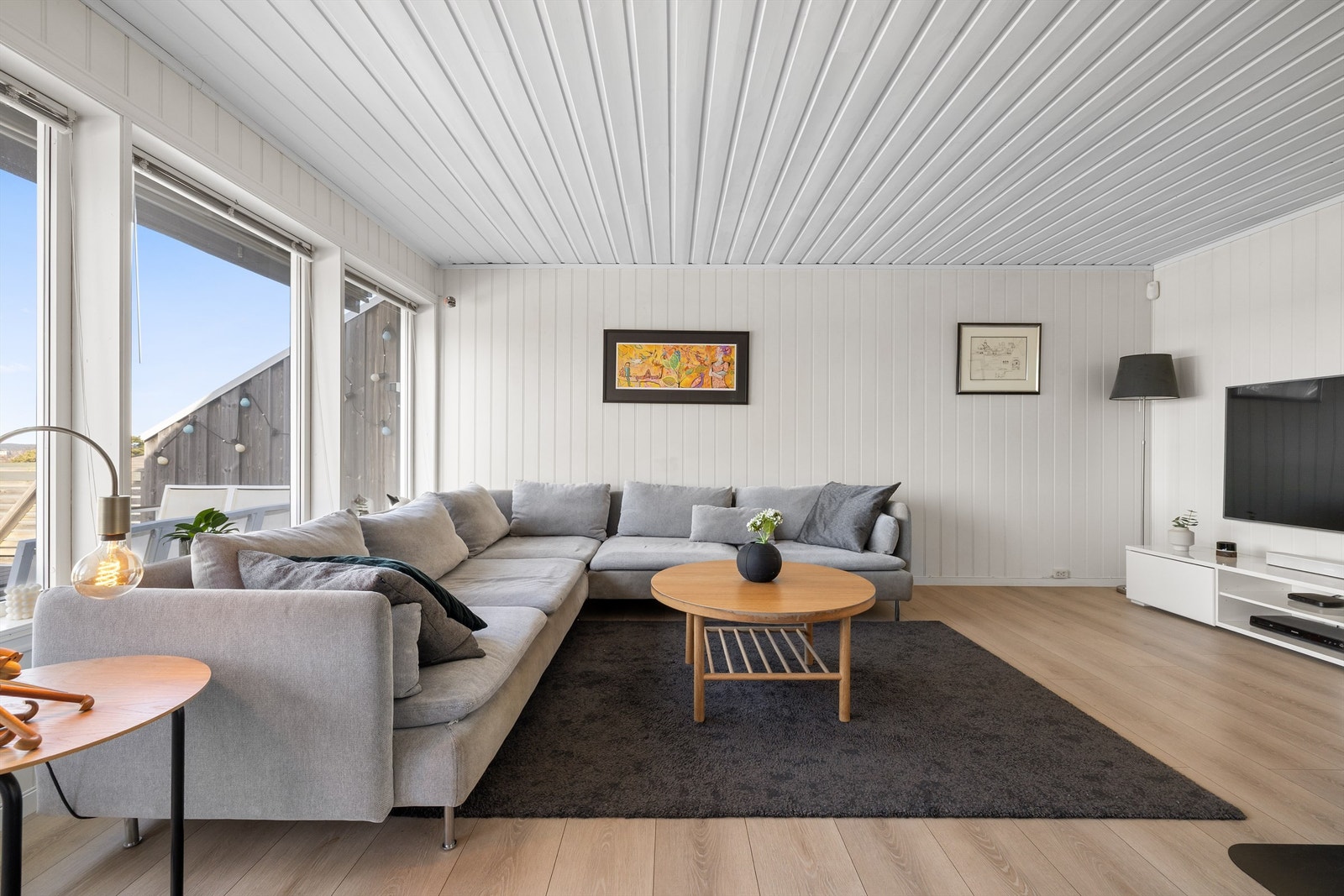 Oppussing og utskiftning av overflater er nylig utført i flere rom, blant annet i stuen. Galleribilde