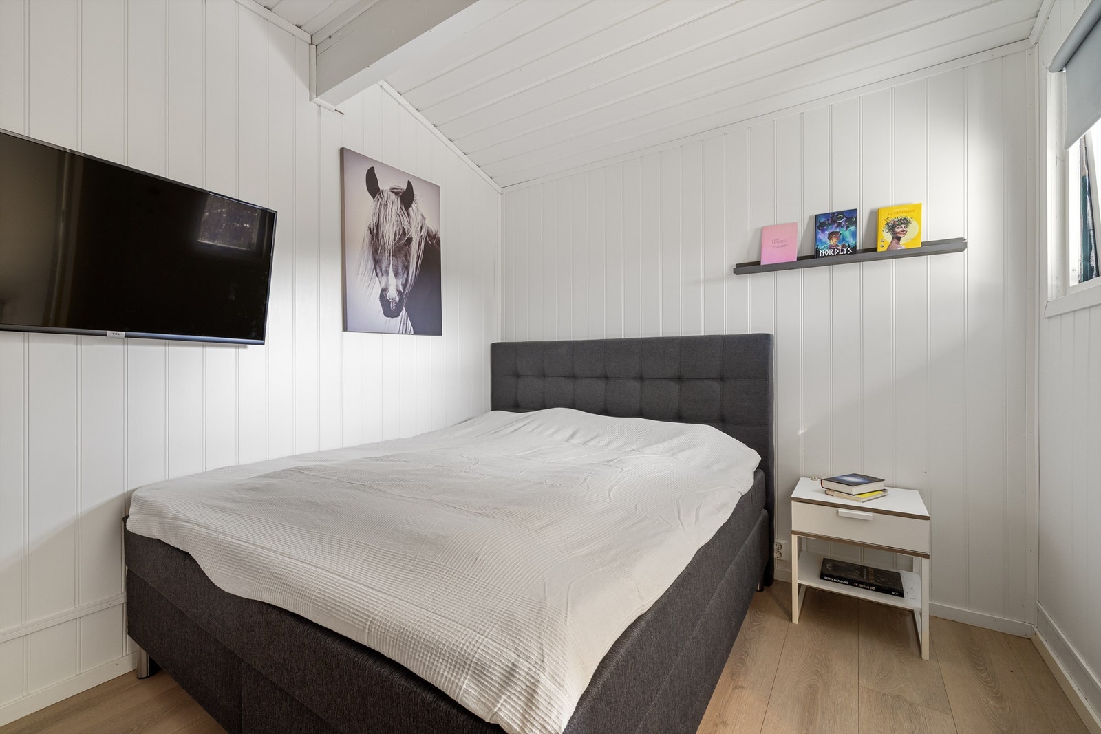 Dette rommet benyttes i dag også som soverom, men er byggemeldt som disponibelt rom. Bruksendring er ikke søkt om eller godkjent. Galleribilde