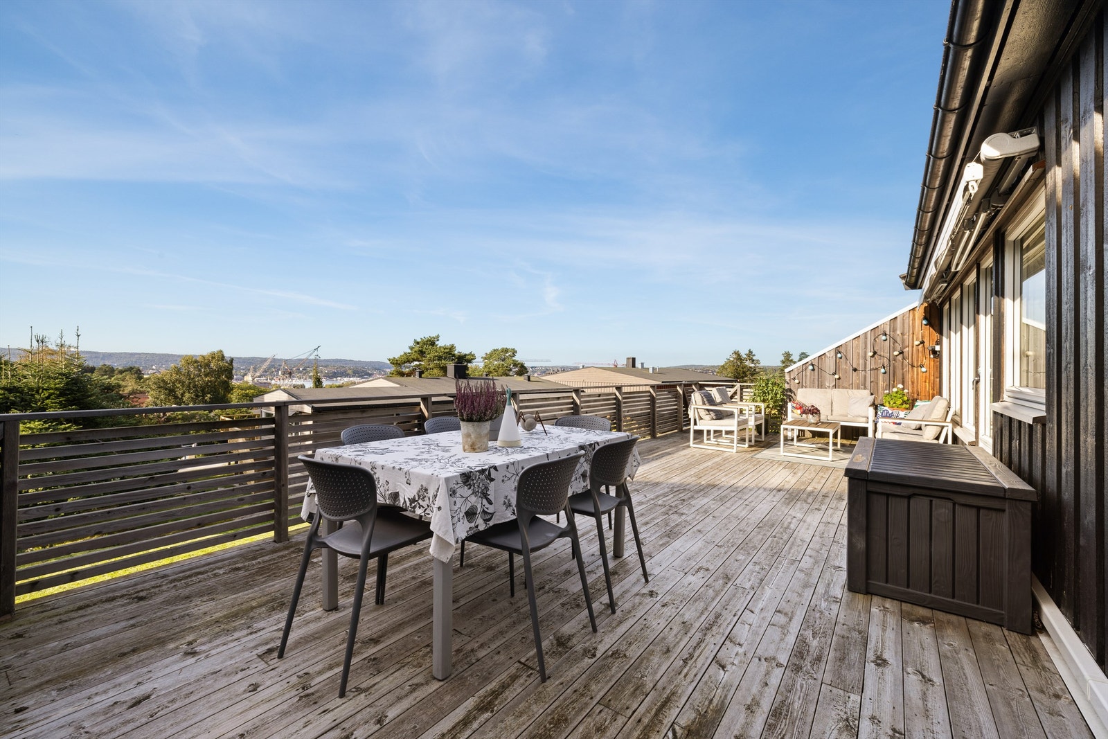 Følelsen av å bo hevet og usjenert i høyden er spesielt fremtredende på terrassen, anlagt over nybygg oppført i 2012. Galleribilde