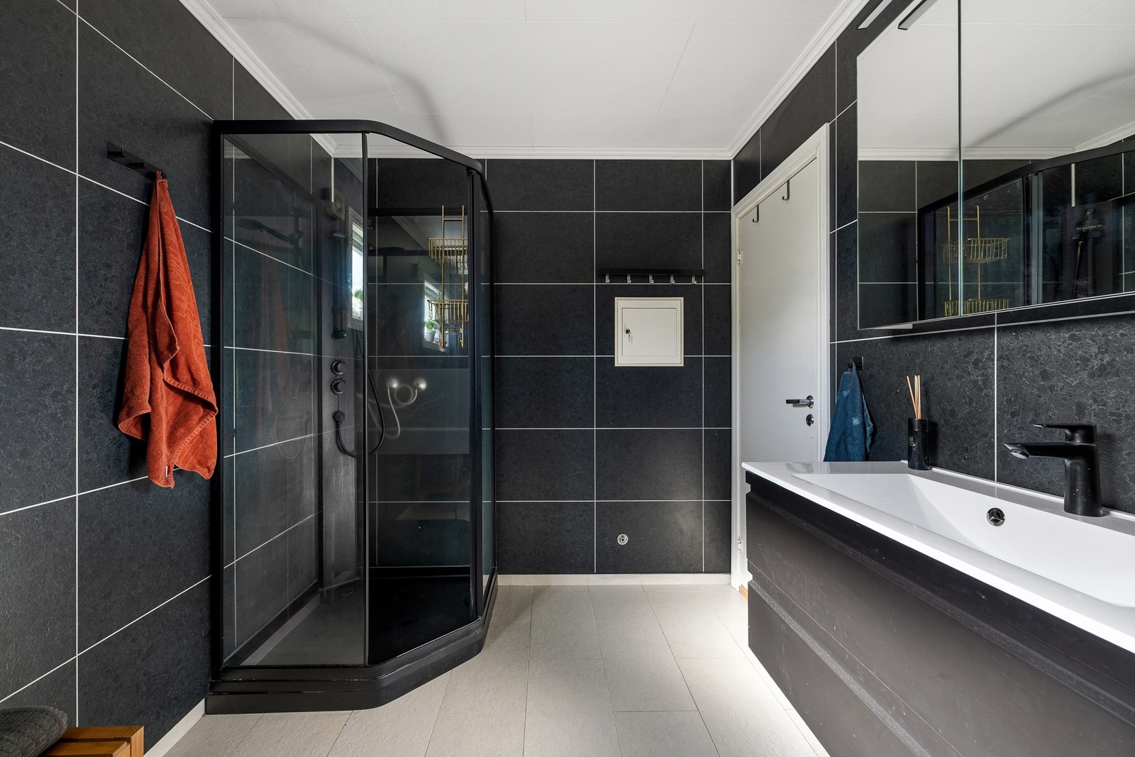 Badet ble pusset opp i sin helhet i 2009. Tilfredsstillende
fuktsikring forutsetter videre bruk av dusjkabinett. Galleribilde