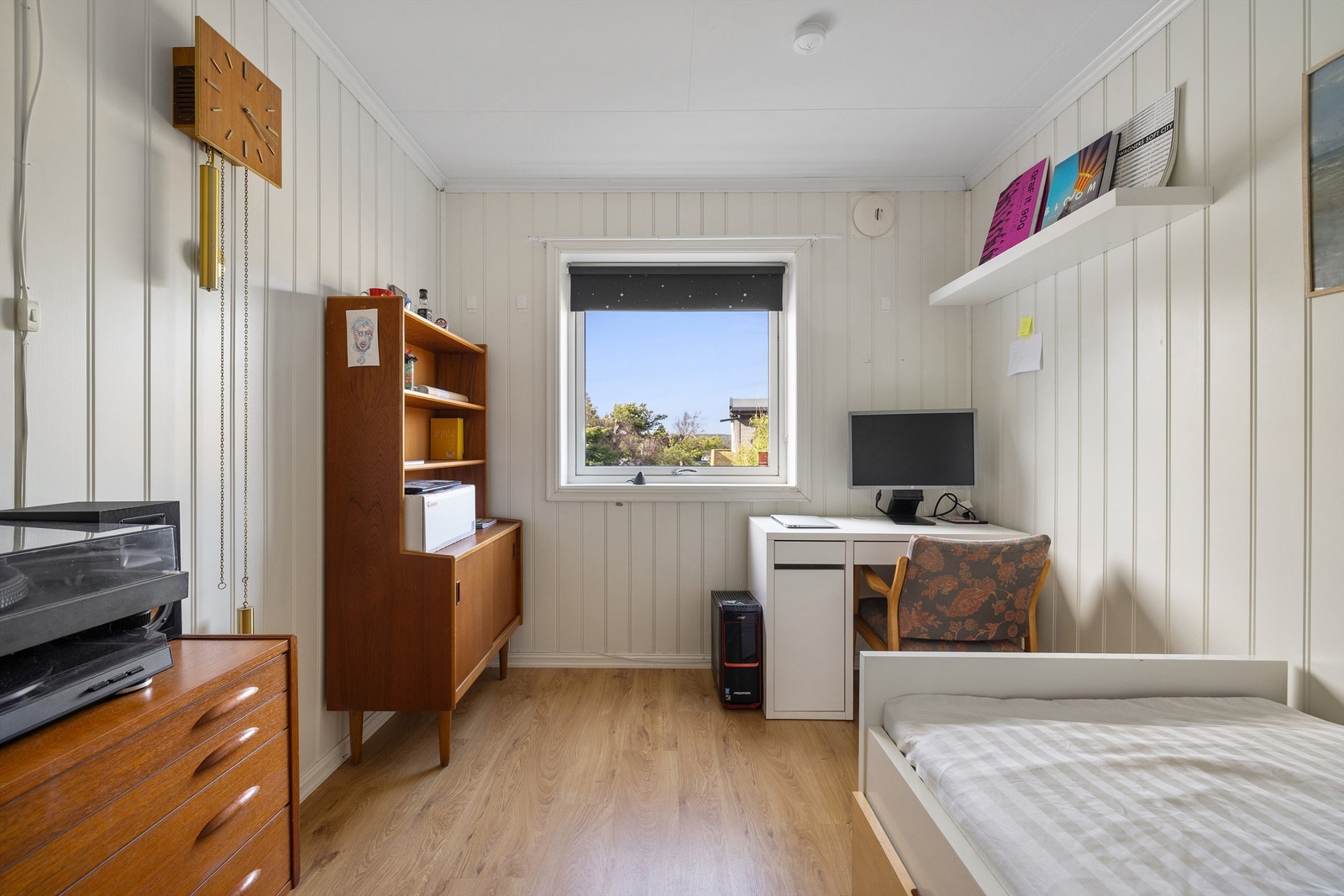 Både stuen og soverommene i underetasjen er henvendt mot hagen. Galleribilde