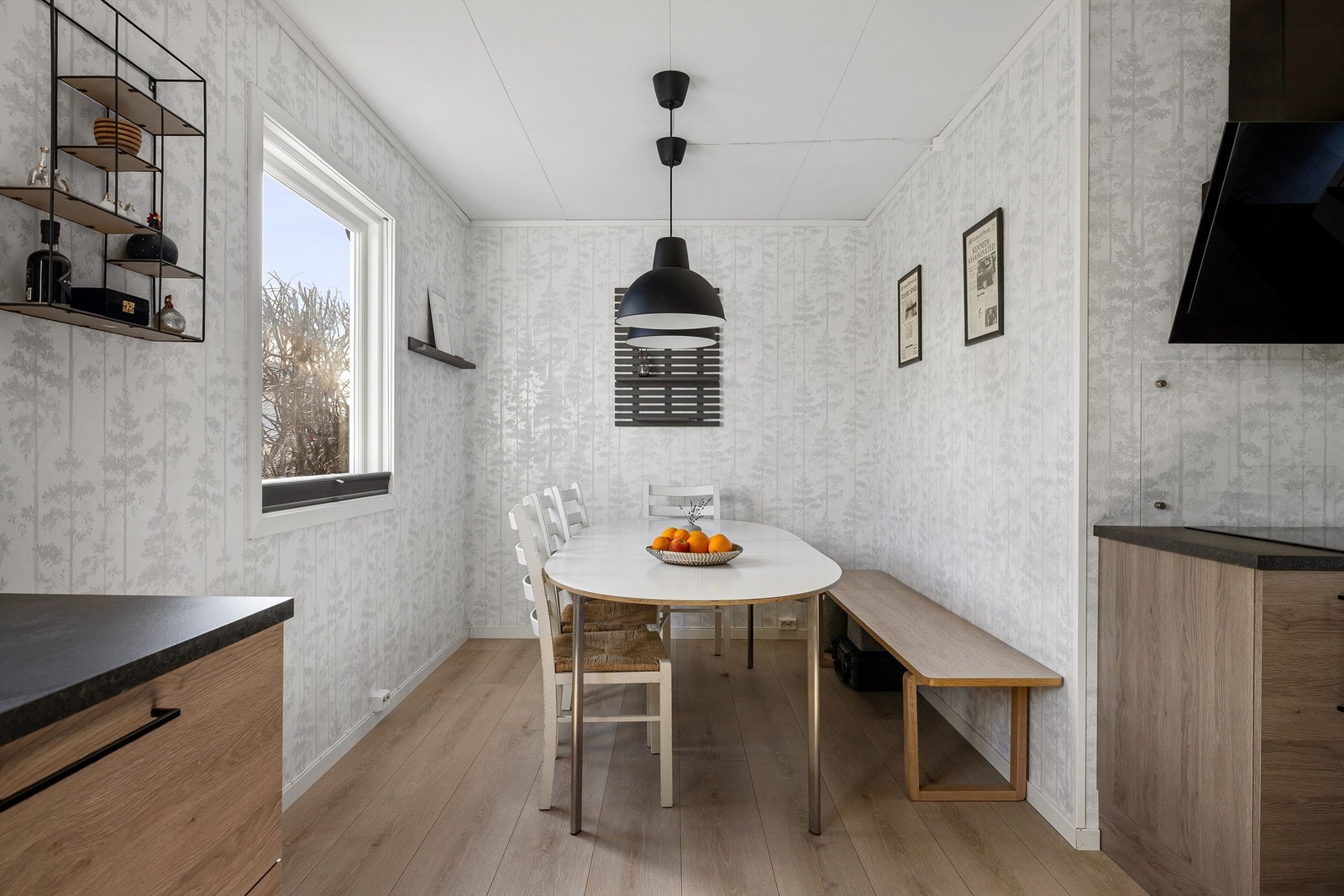 Med plass til både matlaging og et spisebord er kjøkkenet et fullkomment samlingsrom for familien. Galleribilde