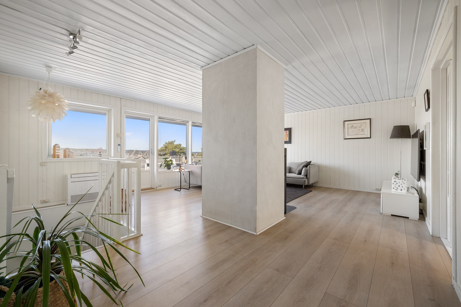 Luft-luft varmepumpe ble i 2022 montert strategisk over trappeløpet. Galleribilde