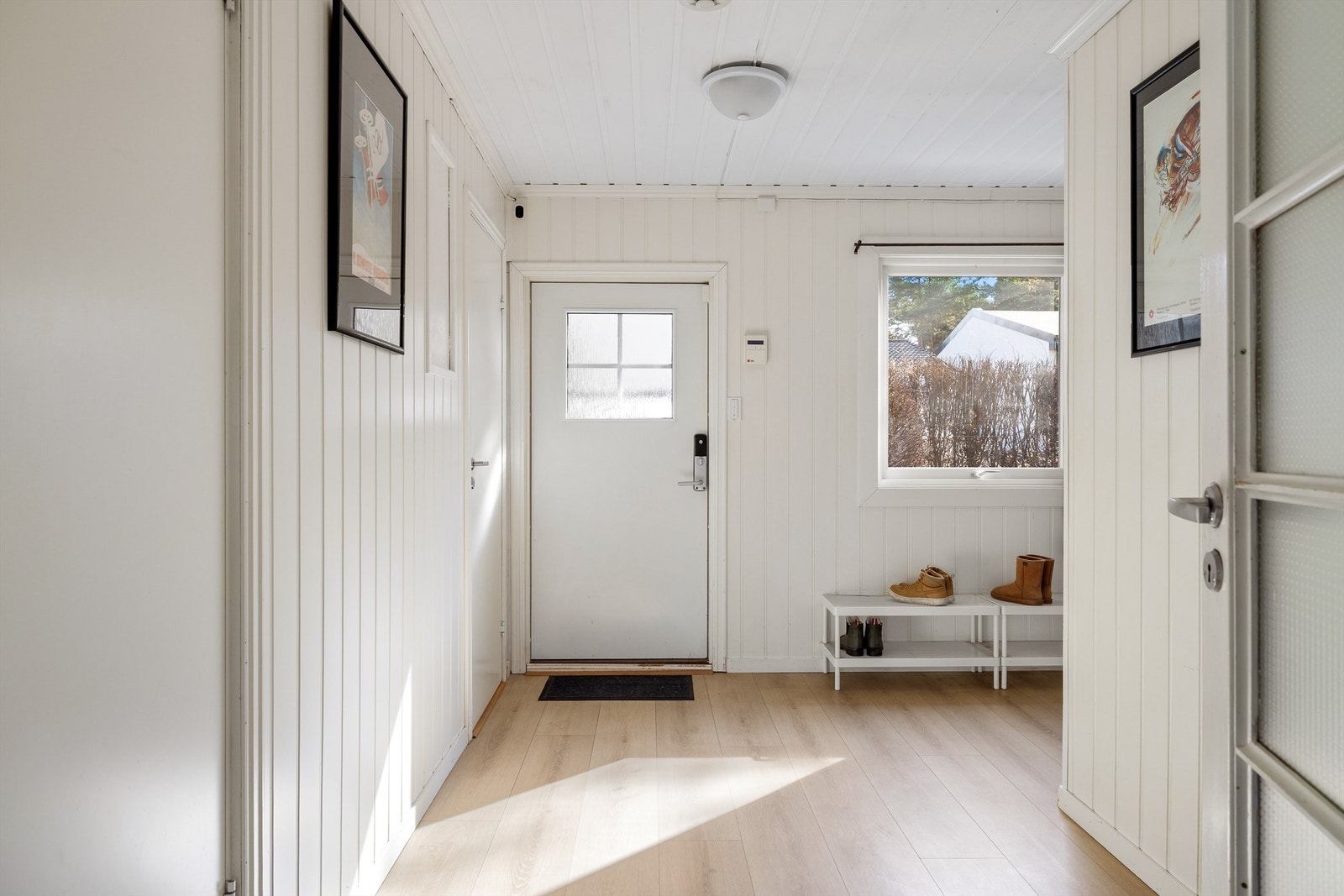 I entreen er det god plass til familiens av- og påkledning. Elektronisk kodelås på inngangsdøren gjør nøkler overlødige. Galleribilde