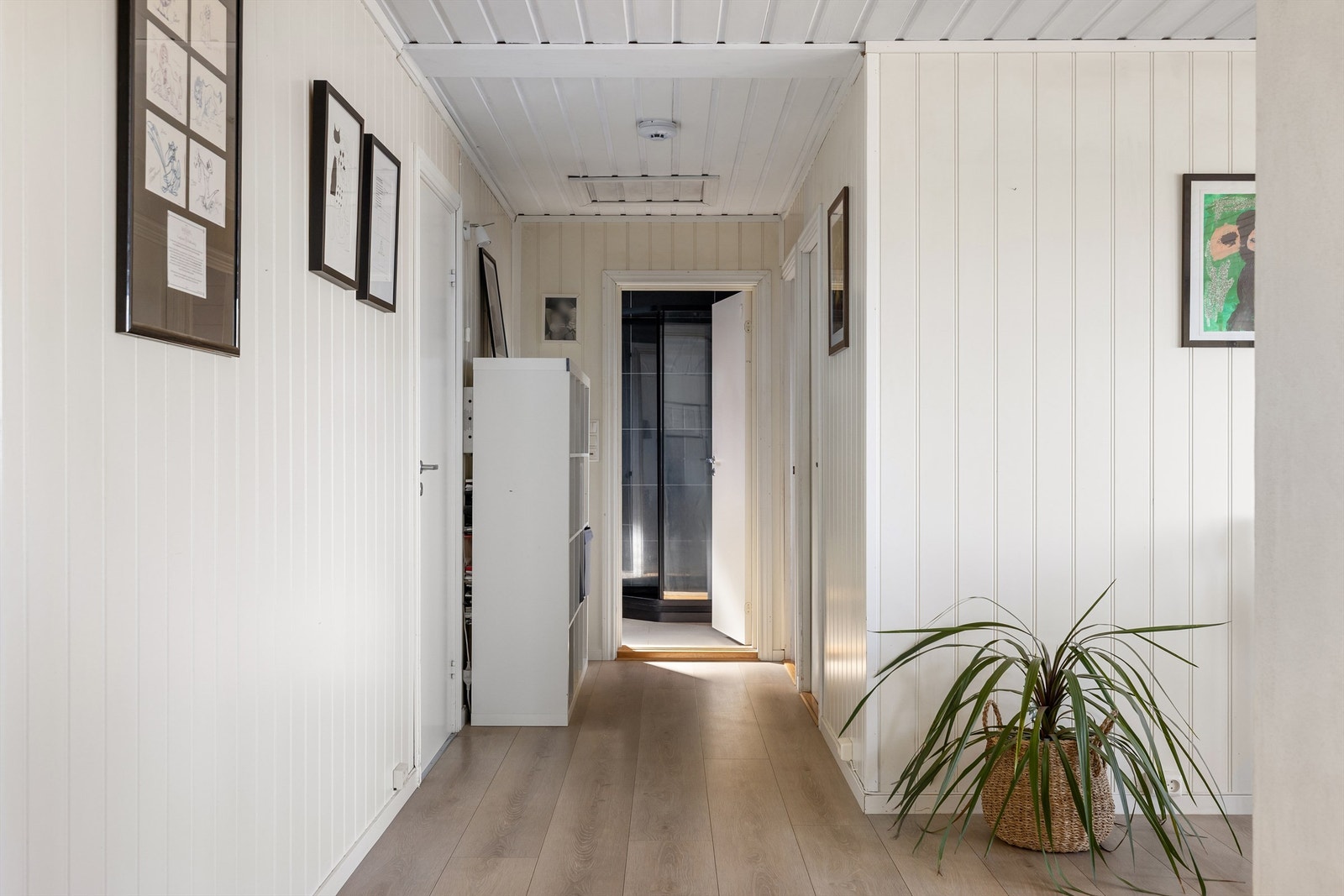 Badet og soverommene i første etasje er samlet i praktisk nærhet rundt gangen innenfor stuen. Galleribilde