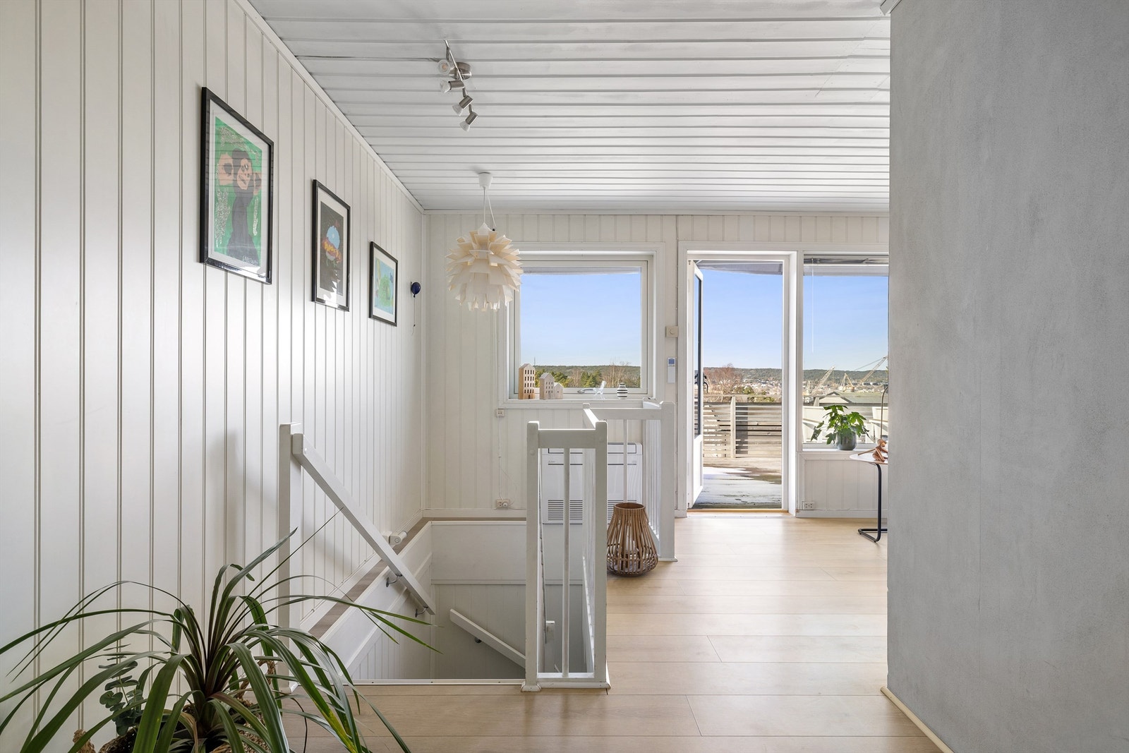 Trappen leder ned til ytterligere en stue og to soverom i underetasjen. Galleribilde