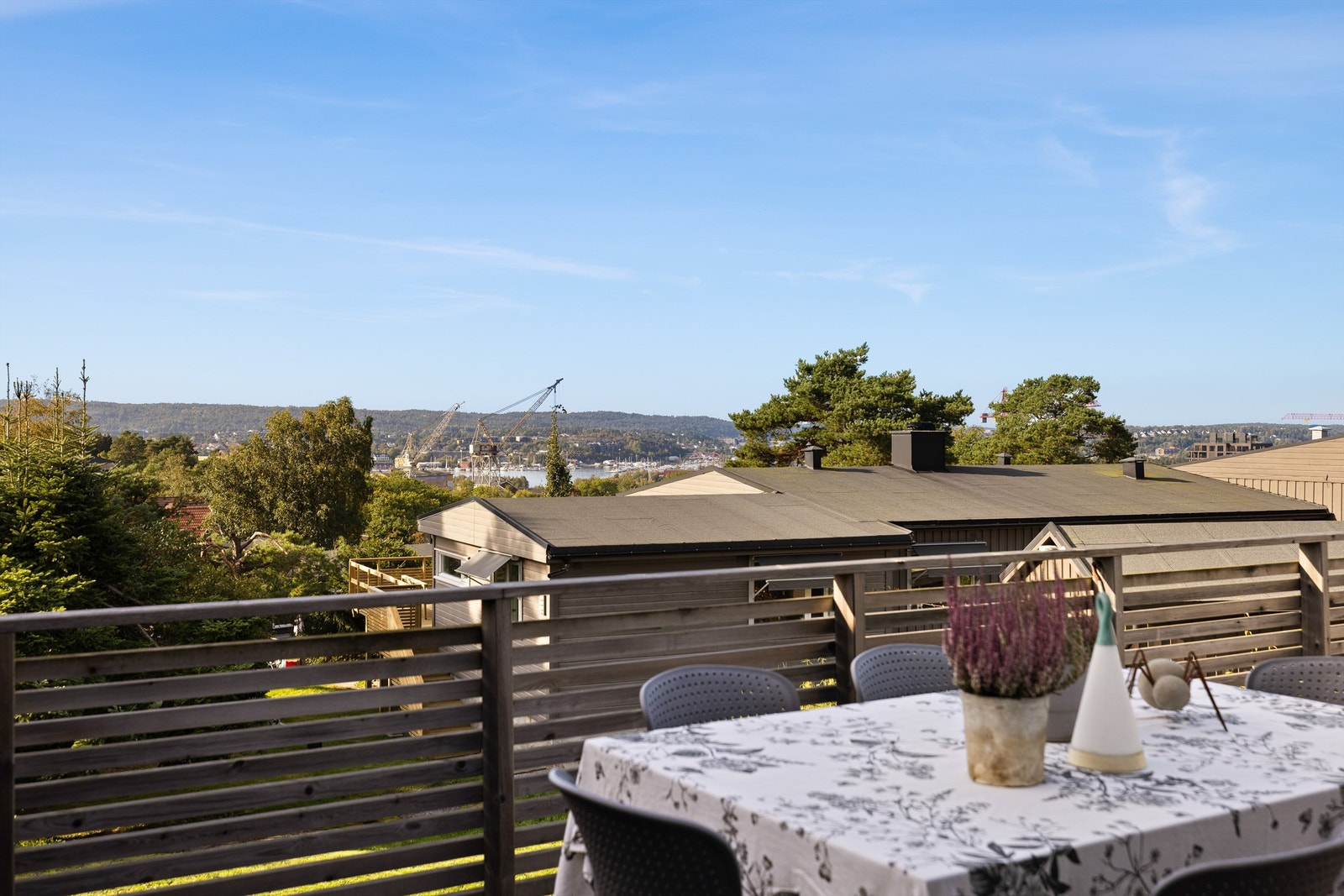 Vid og langstrakt utsikt sees over nordvestre Kråkerøy, gløtt av Vesterelven inkludert. Galleribilde