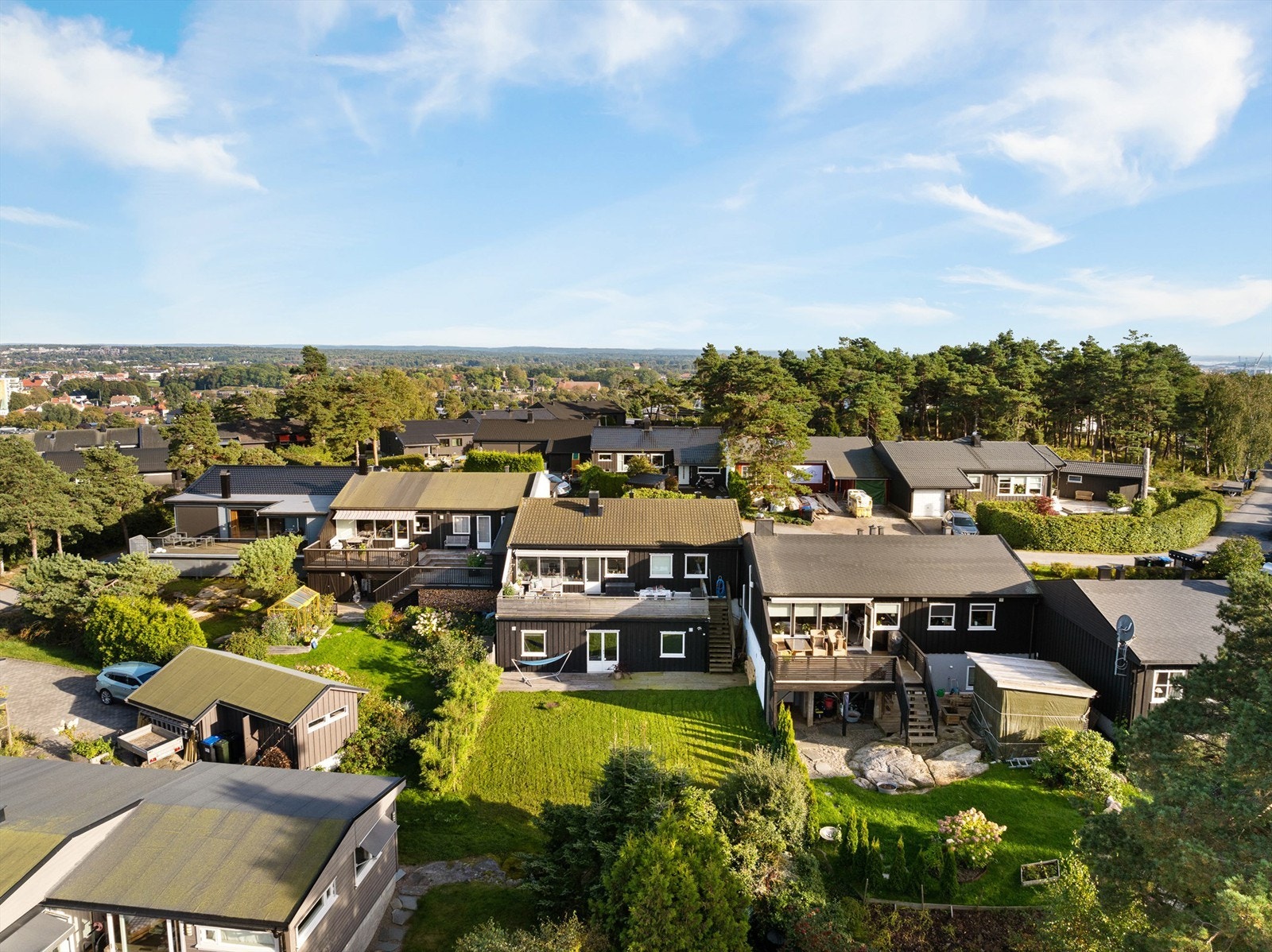 Kvaliteter som et veletablert og rolig miljø uten gjennomgangstrafikk kombinert med nærhet til byen ligger bak mye av Solhjulets attraktivitet. Galleribilde