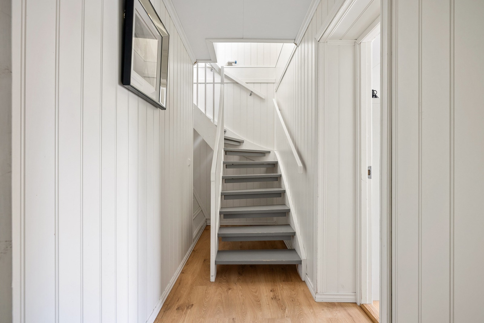 Tilbygget kan lukkes av mot trappegangen når det er ønskelig å avskjerme fra stuen i første. Galleribilde