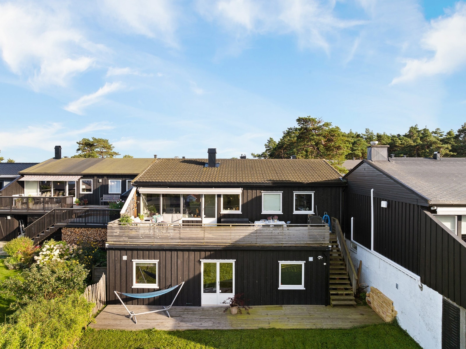 Den vestre hagen er tilgjengeliggjort fra begge etasjer, blant annet med trapp terrassen over tilbygget. Galleribilde