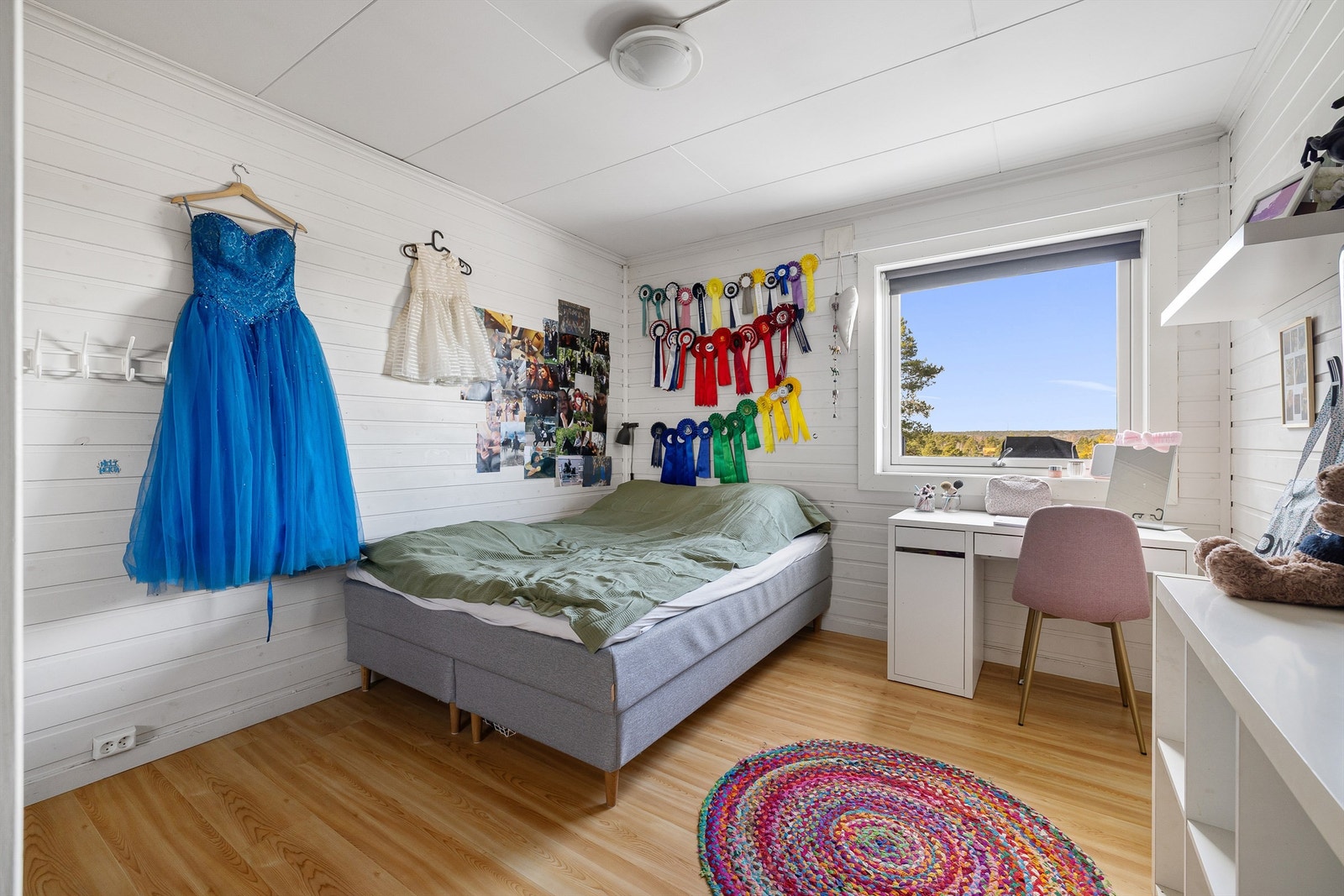 To soverom inngår i begge etasjer. Dette er det opprinnelige hovedsoverommet, oppmålt til ca. 12 kvm. Galleribilde