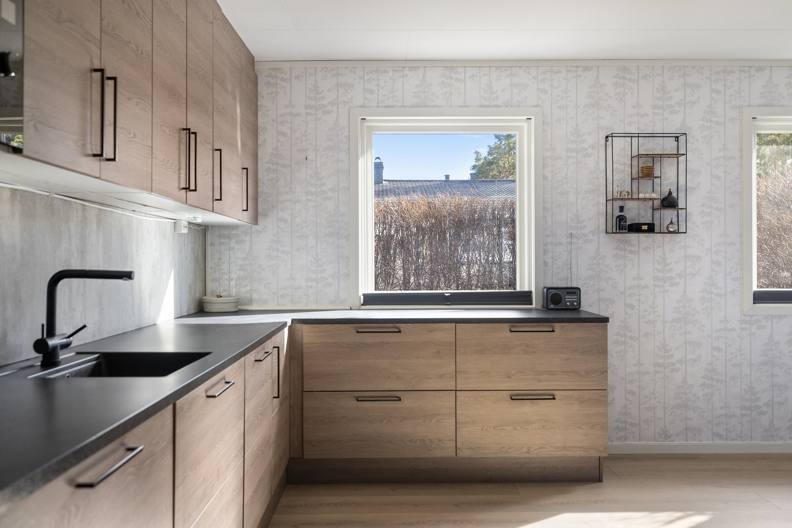 Like praktisk som store arbeidsflater og mange oppbevaringsmuligheter er vask av underlimt modell. Galleribilde