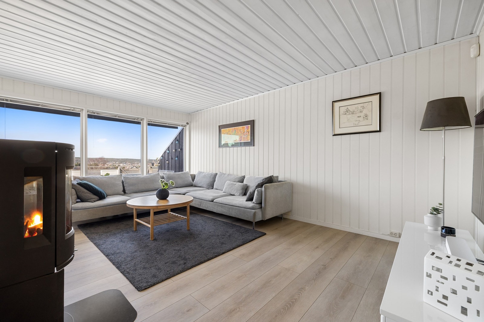 Uhindret utsikt til Gressvikmarka i vest utgjør et pent bakteppe til stuen. Innsyn er i praksis fraværende. Galleribilde