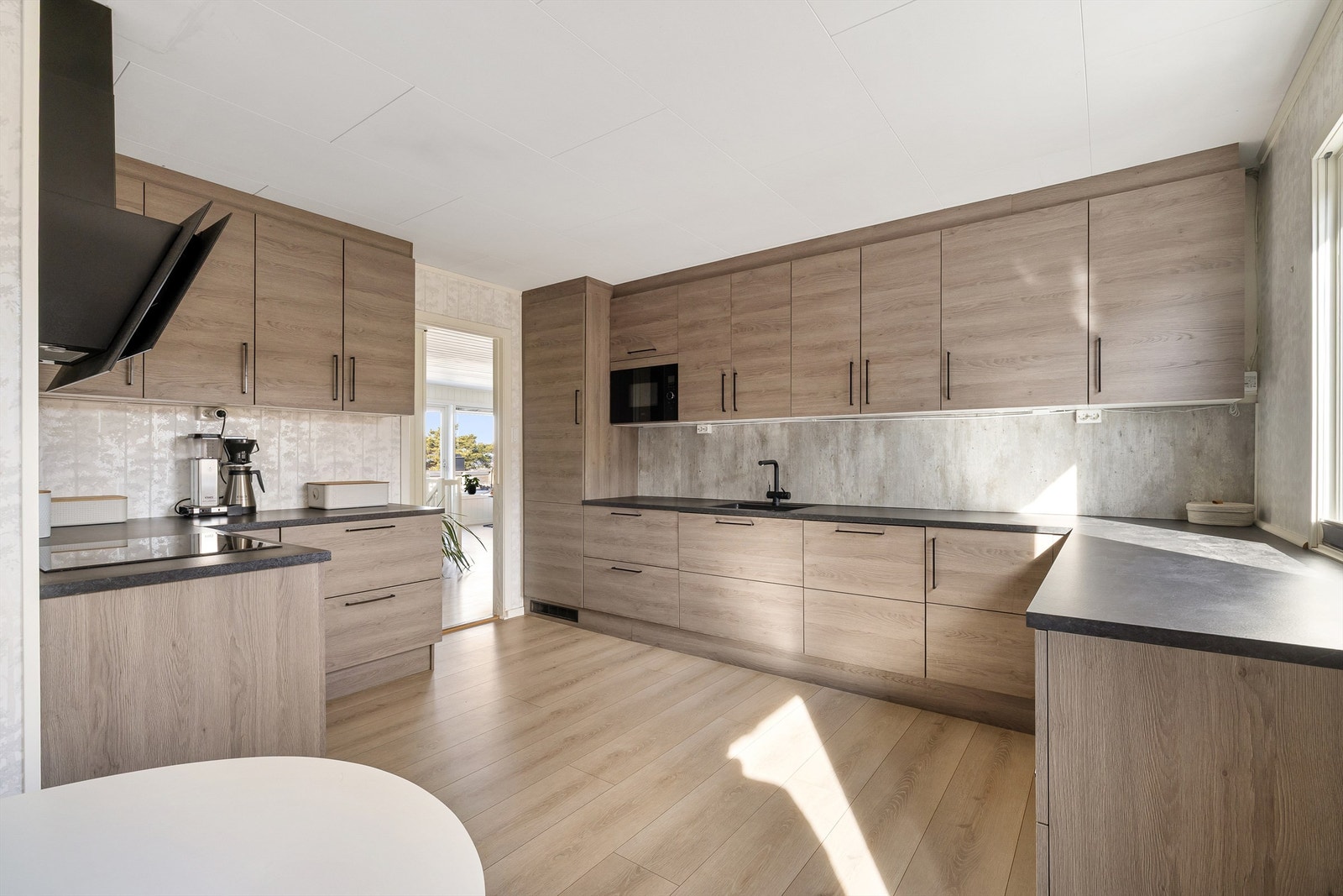 Kjøkkenet er av oppriktig generøs størrelse, oppgradert i 2022 med ny innredning fra Aubo. Galleribilde