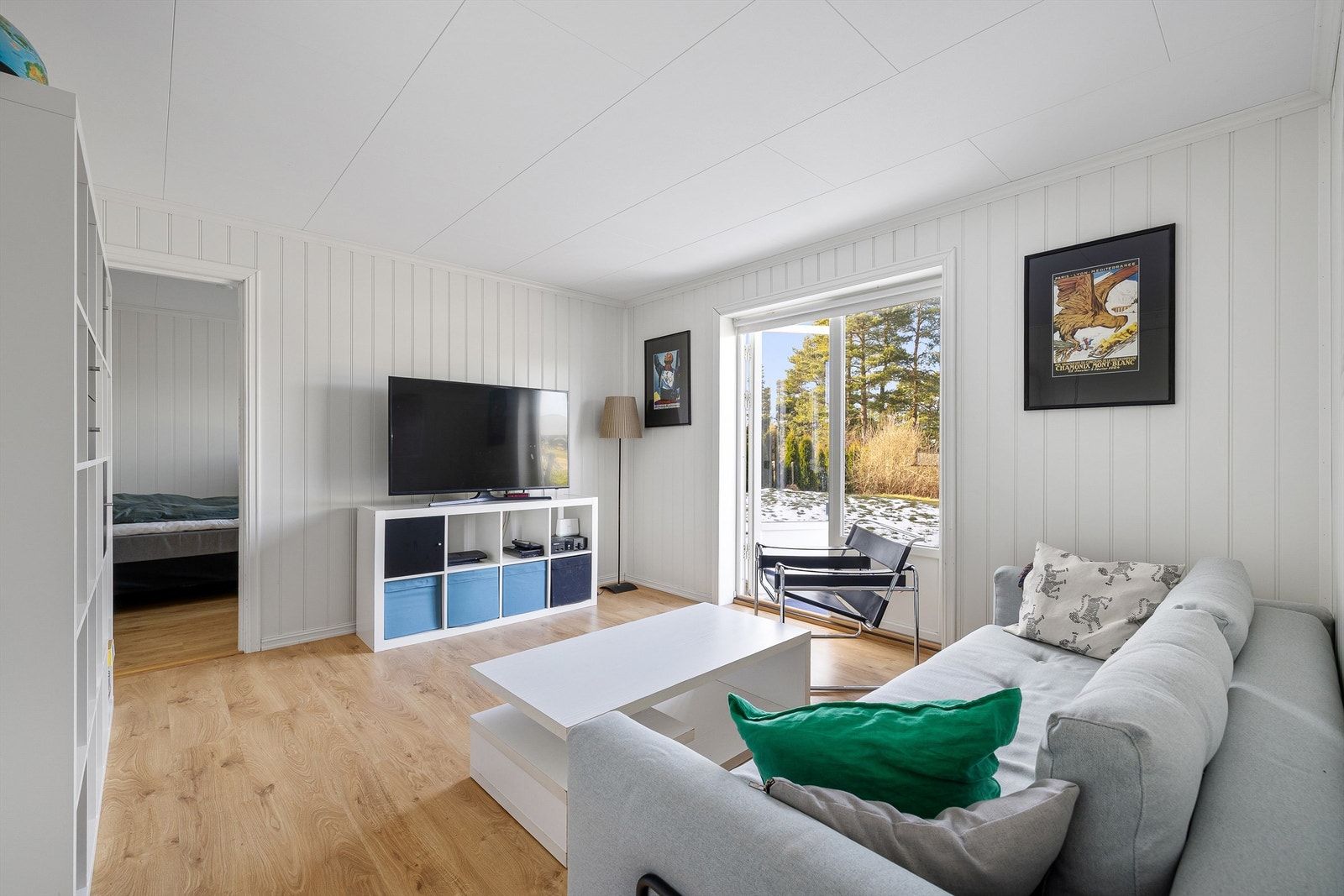 Tilbygget til underetasjen oppleves som distansert og frakoblet hovedetasjen. Stuen passer utmerket som TV-stue. Galleribilde