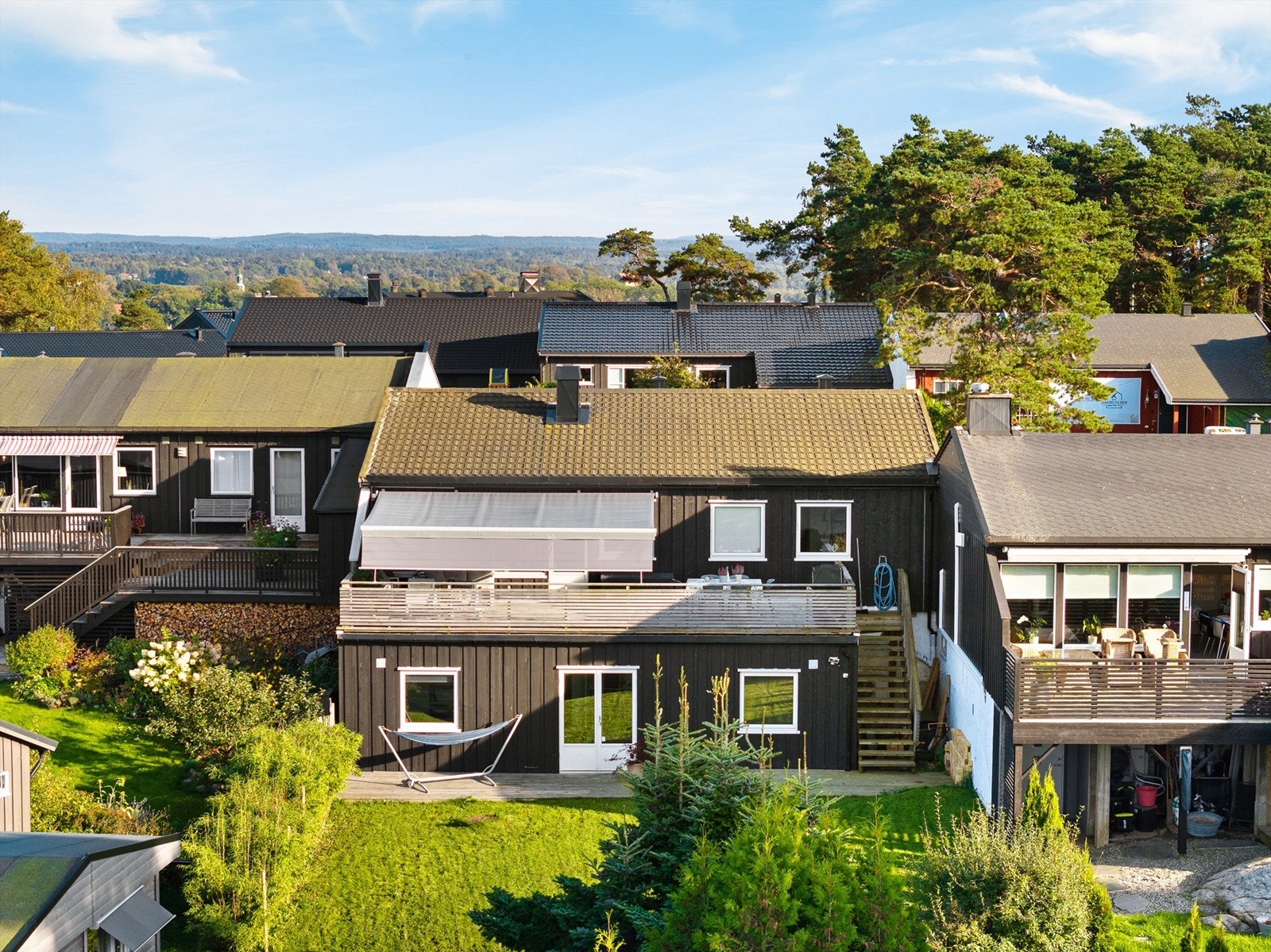 Boligen ble oppført i 1967, men er i senere år både tilbygget og modernisert. Fine utearealer på begge sider sikrer tilgang til solen dagen lang. Galleribilde