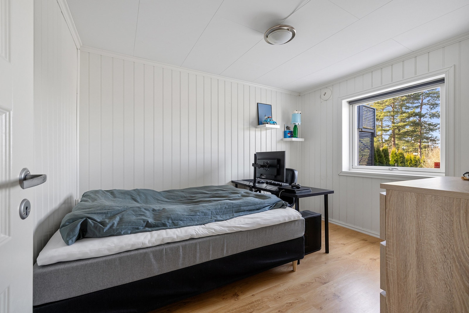 Ett soverom finnes på hver side av stuen, dette oppmålt til like over 10 kvm. Galleribilde