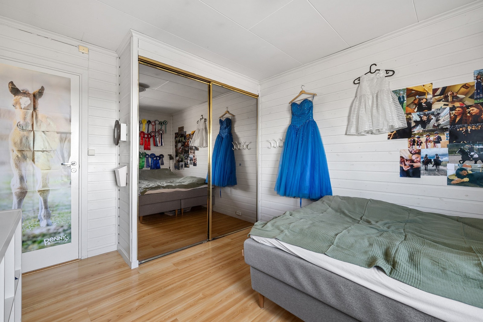 Speildørsgarderobe oppbevarer klærne lett tilgjengelig. Galleribilde