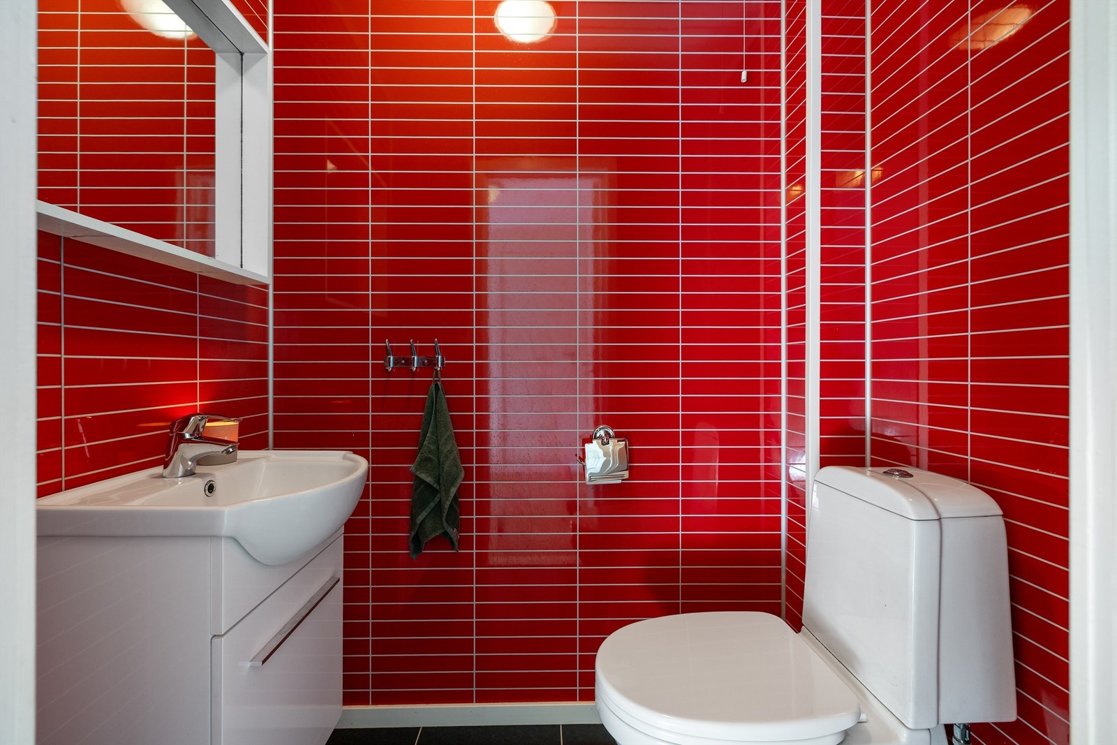 I tillegg til badet inneholder første etasje også et separat toalettrom, pusset opp i 2012. Galleribilde