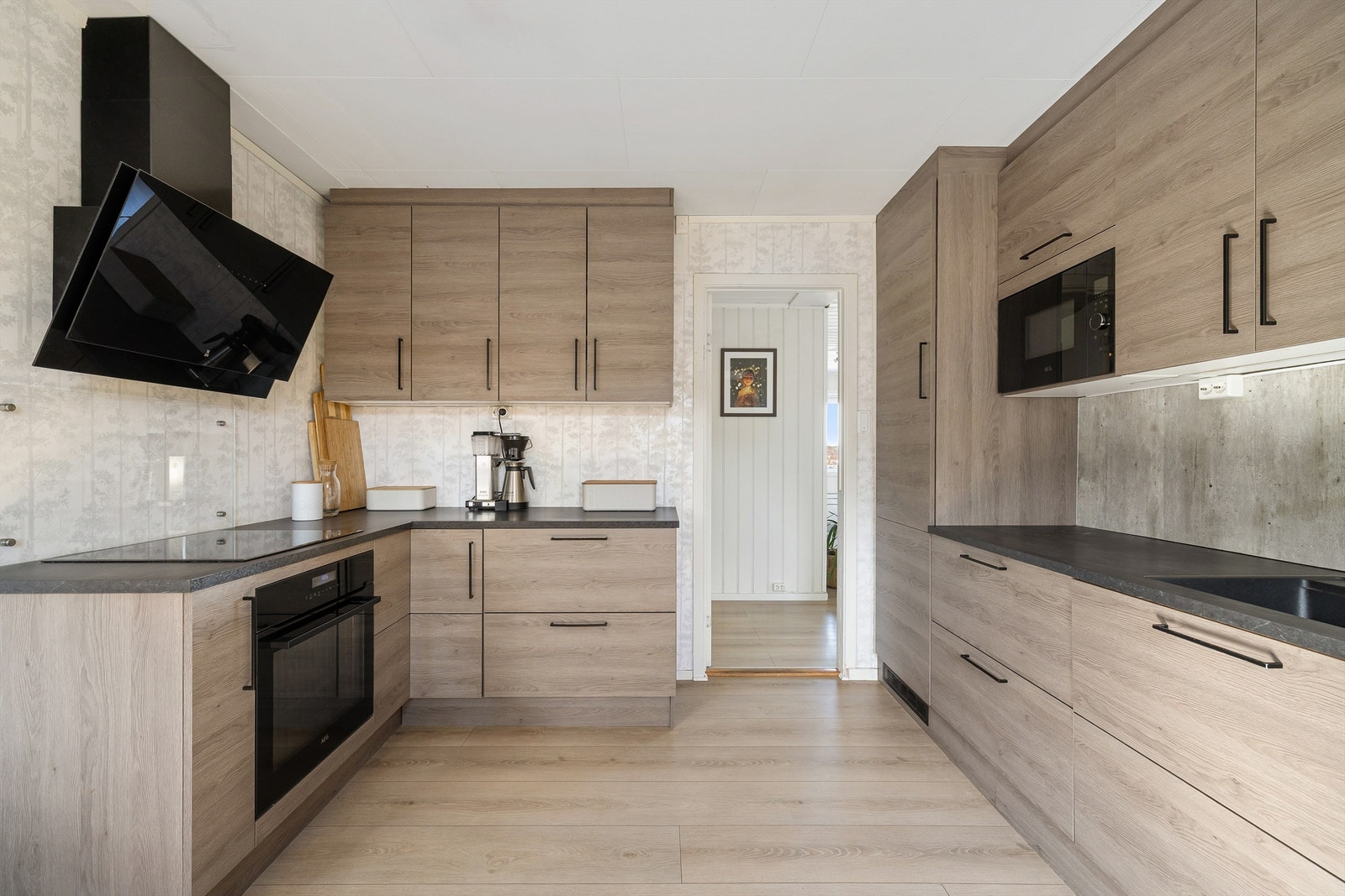 Benker med meterlange arbeidsflater er kjærkomment for både baking og matlaging i det daglige. Galleribilde