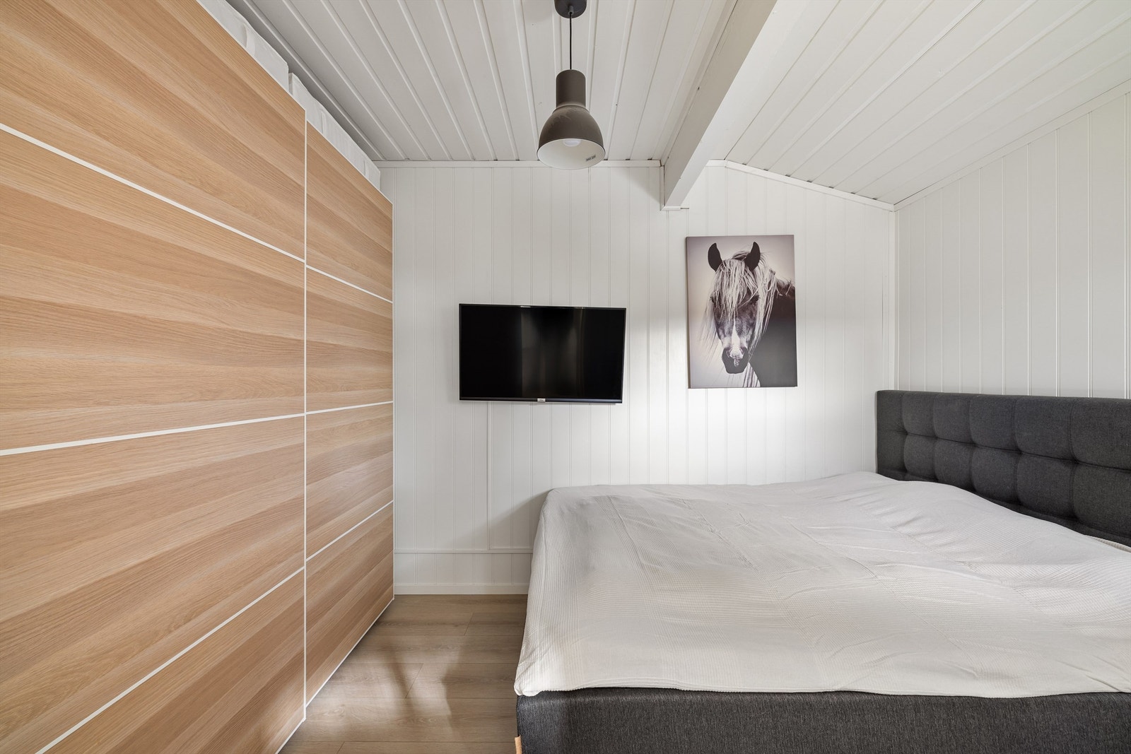 Rommet er på nesten 10 kvm., innredet med skyvedørsgarderobe som medfølger. Galleribilde