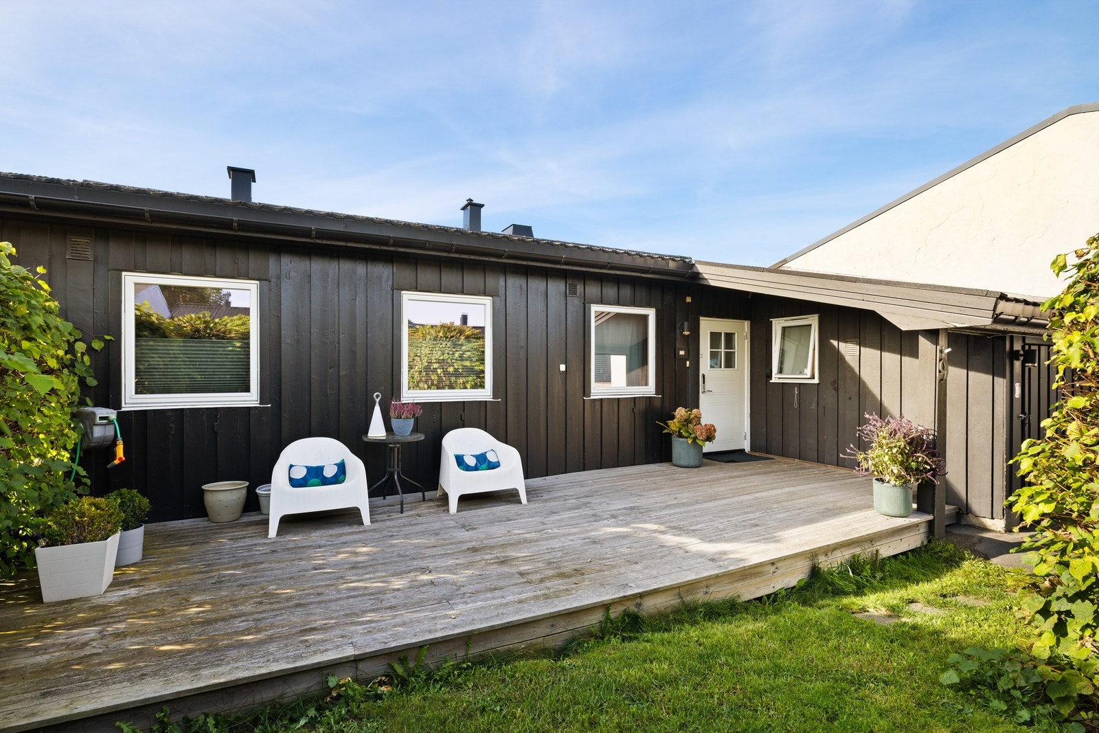 For morgenkaffen og helgefrokost i friluft er inngangspartiets platting et naturlig valg. Her er solen fra tidlig morgen sommerstid. Galleribilde