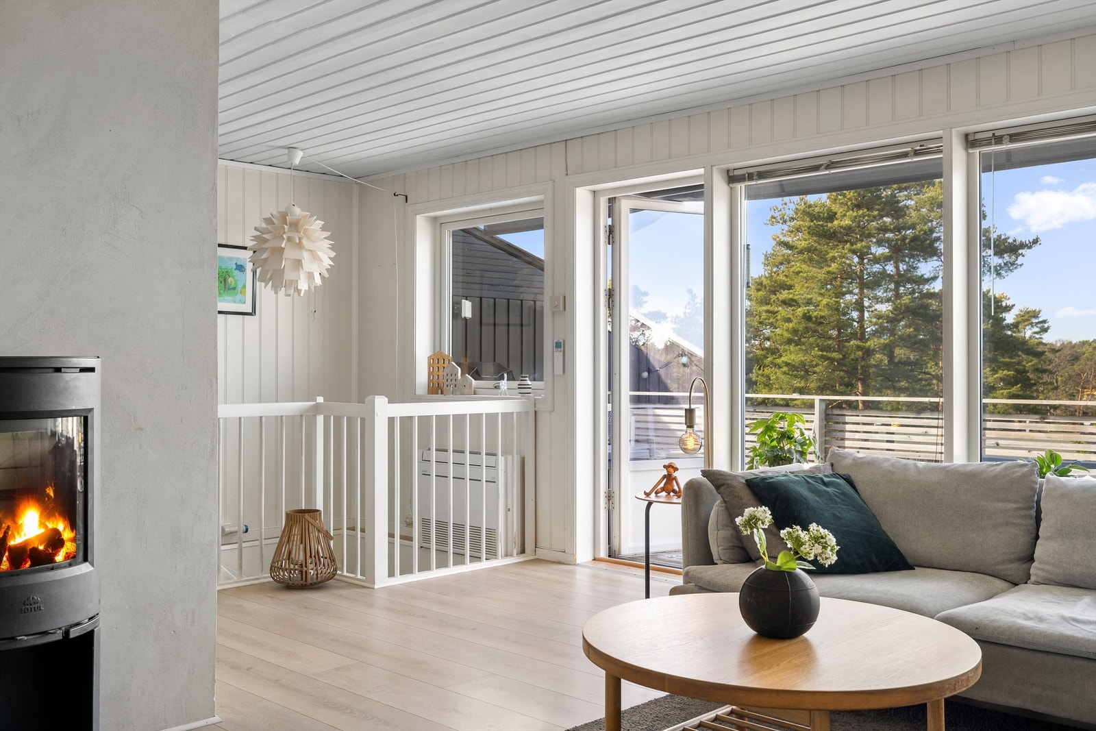 Foruten å ivareta utsikt fremmer vindusrekken meget gode lysforhold i stuen. Terrassedører og flere vinduer er skiftet ut på 2000-tallet. Galleribilde