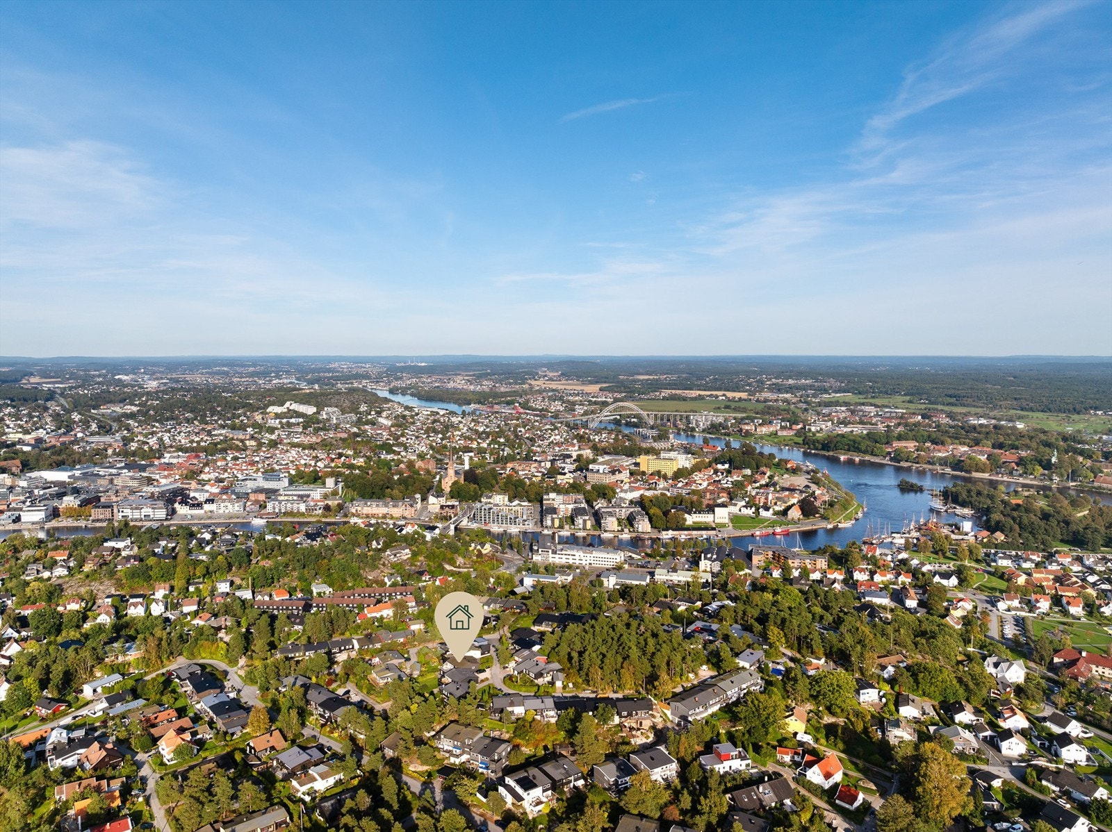 Alle byens fasiliteter og tilbud er lett tilgjengelig fra Solhjulet. Sykkelturen til togstasjonen tar kun 7 minutter. Galleribilde