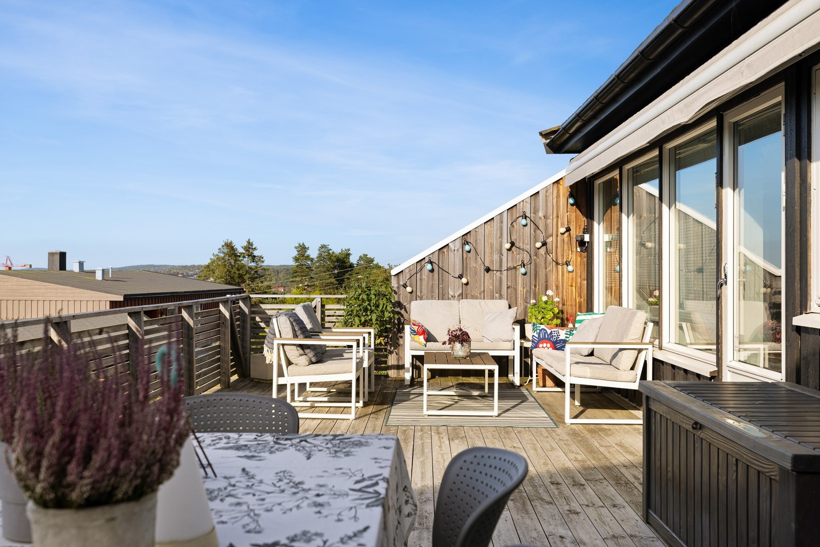 Sommerstid er solen på terrassen store deler av dagen, frem til den går ned. Markisen er motorisert - enkel å betjene. Galleribilde