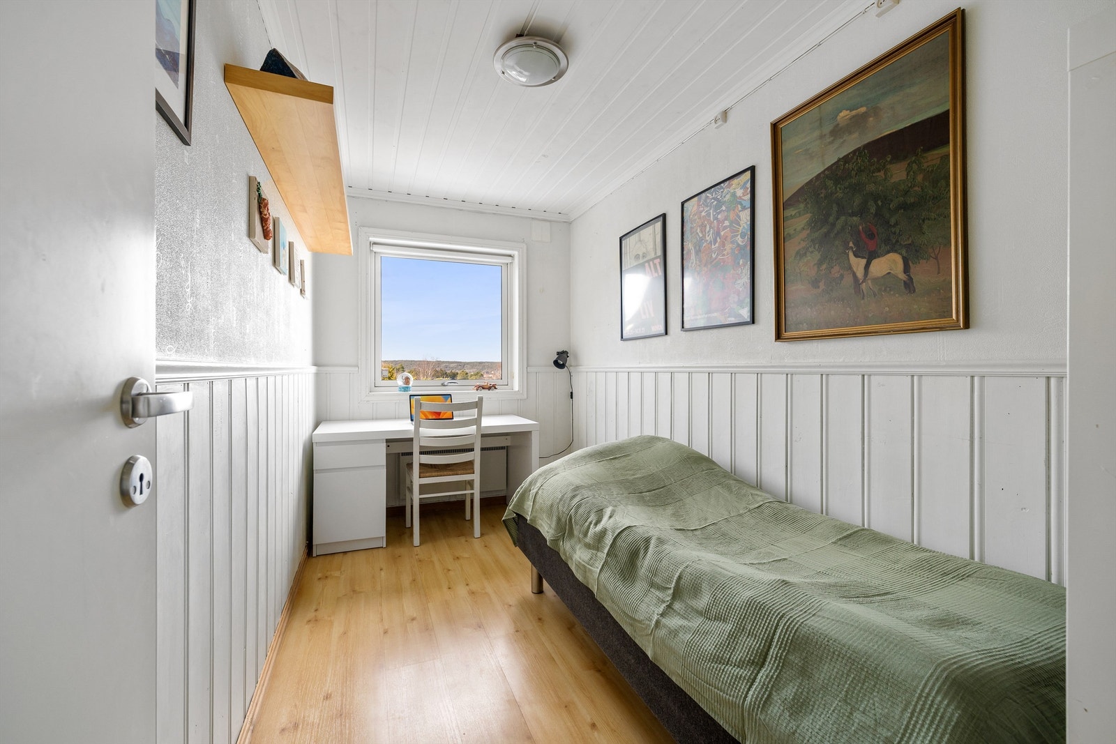 Fra begge soverom i første etasje sees like herlig utsikt som i stuen. Med nesten 8 kvm. er dette et naturlig barnerom. Galleribilde