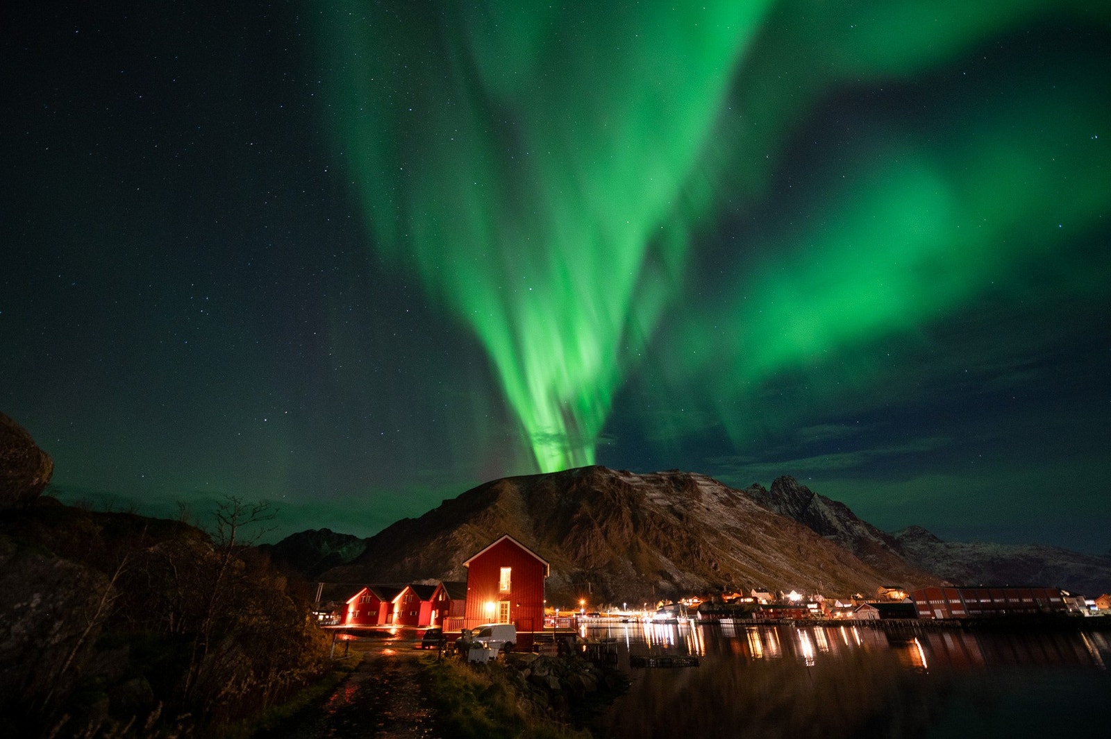 Nordlyset sterkt og synlig. Galleribilde