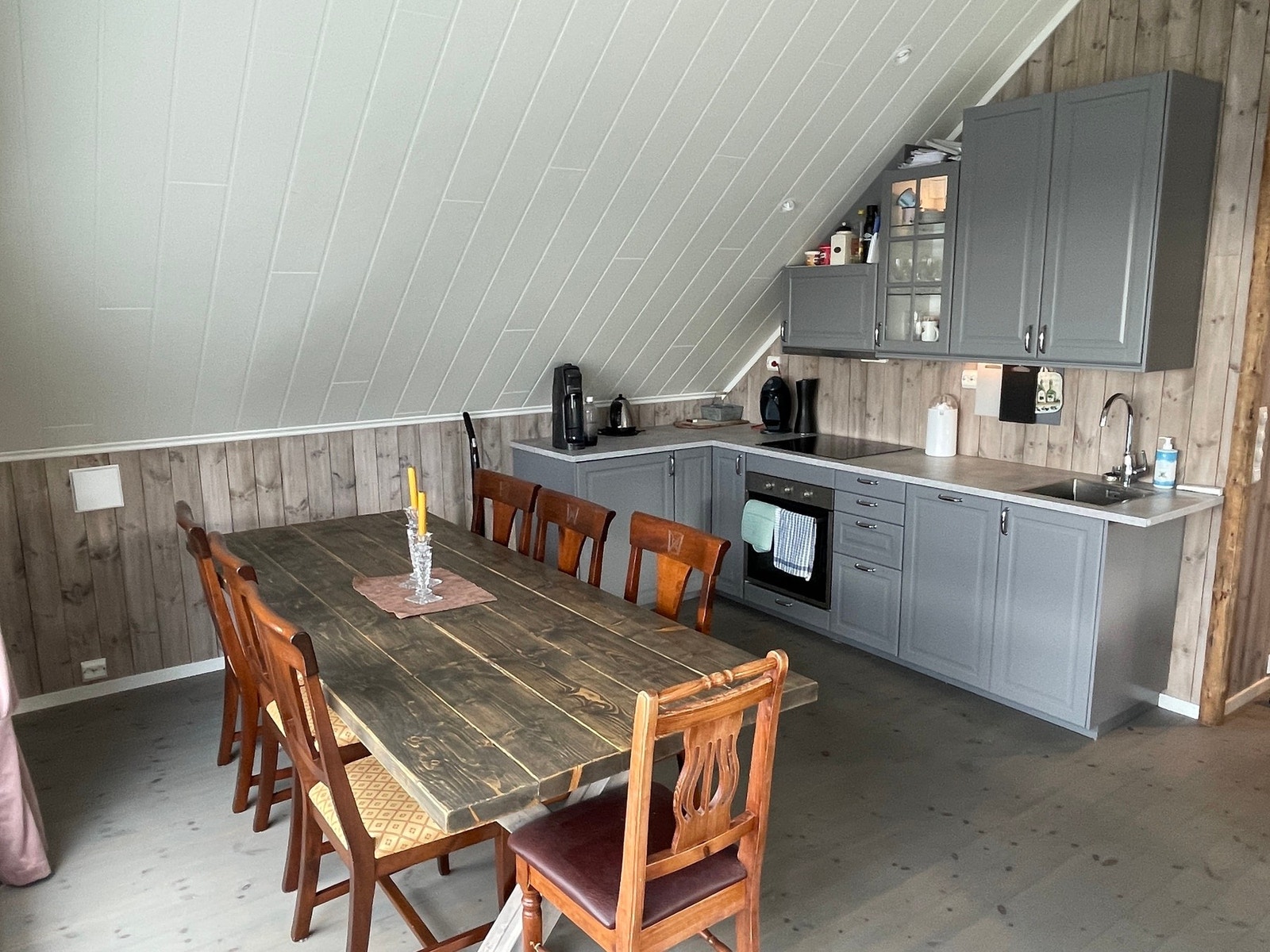 Kjøkkenet ligger i åpen løsning mot stuen. Moderne innredning utbygd med over- og underskap. Integrerte hvitevarer. Galleribilde