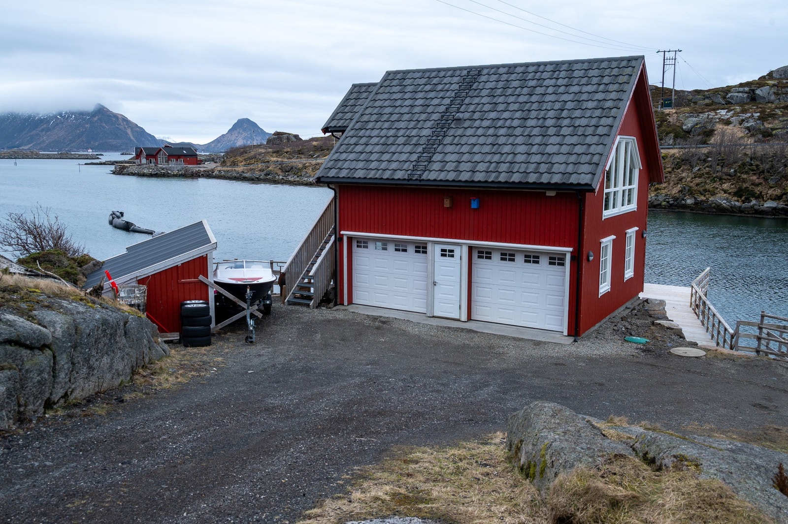 Romslig innkjørsel med dobbeltgarasje. Praktisk uthus med lagringsplass. Galleribilde