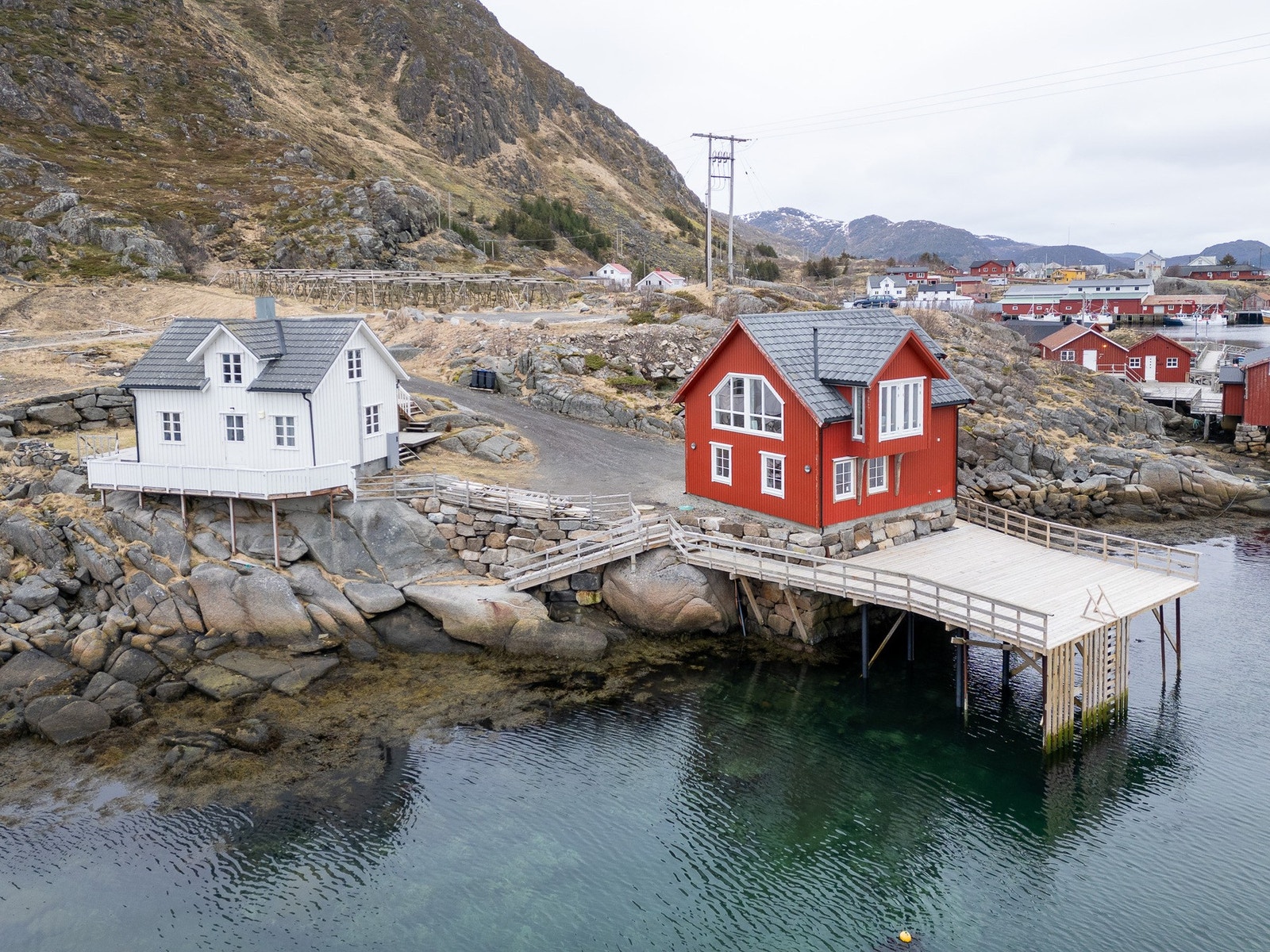 Utearealet er svært pent opparbeidet med stor kai og trapp ned til steinene ved havkanten. Galleribilde