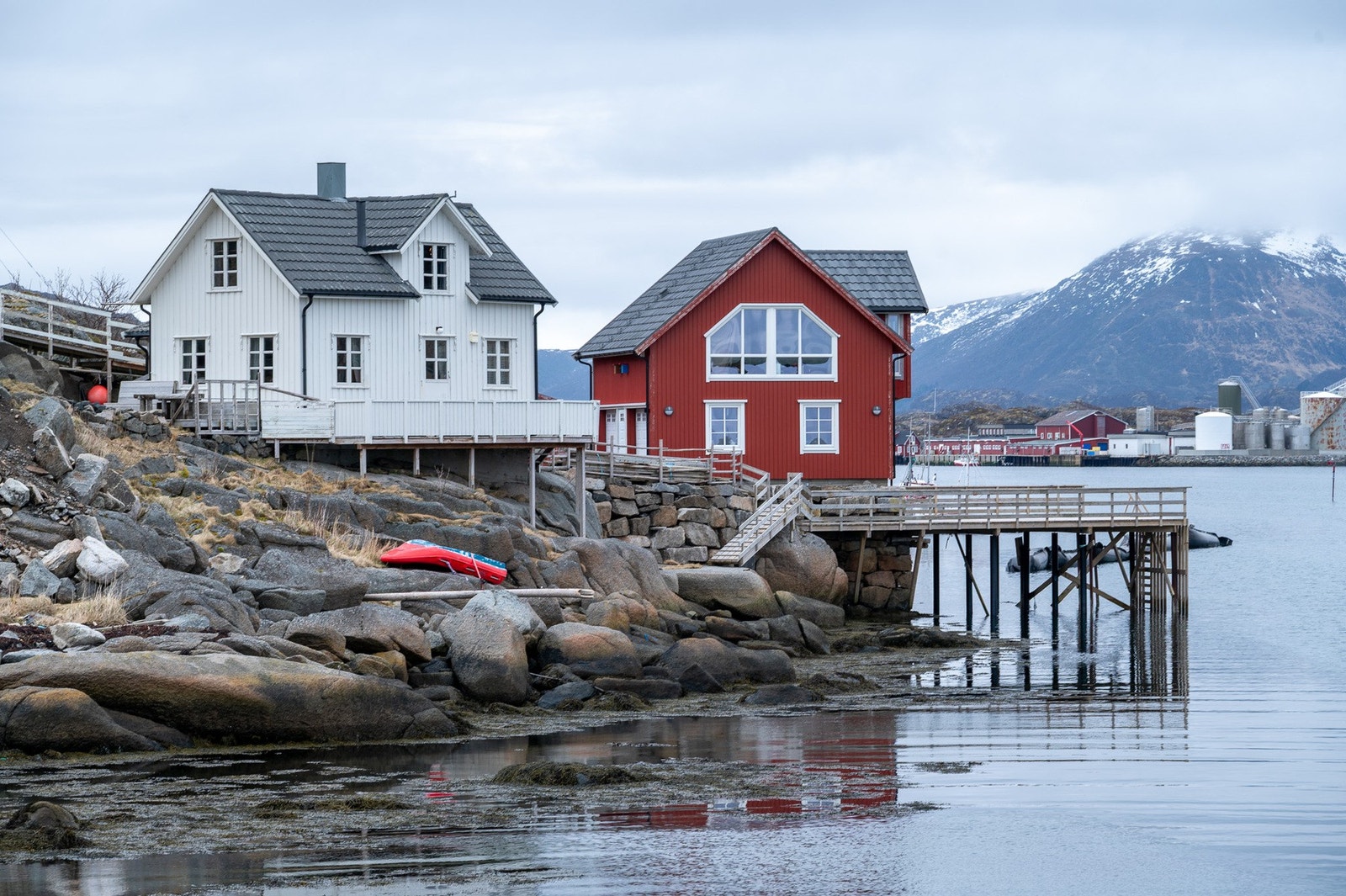 Velkommen til denne særegne eiendommen bestående av enebolig og rorbu oppført i 2020! Galleribilde
