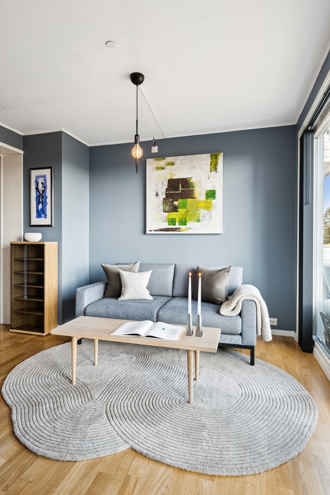 Sleng deg på sofaen etter en lang arbeidsdag og nyt en god film på tv´en. Galleribilde