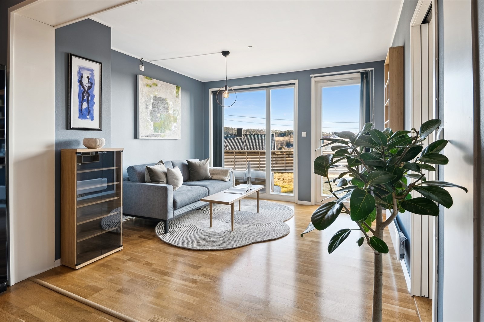 Store vindusflater bringer dagslyset inn i rommet. Galleribilde