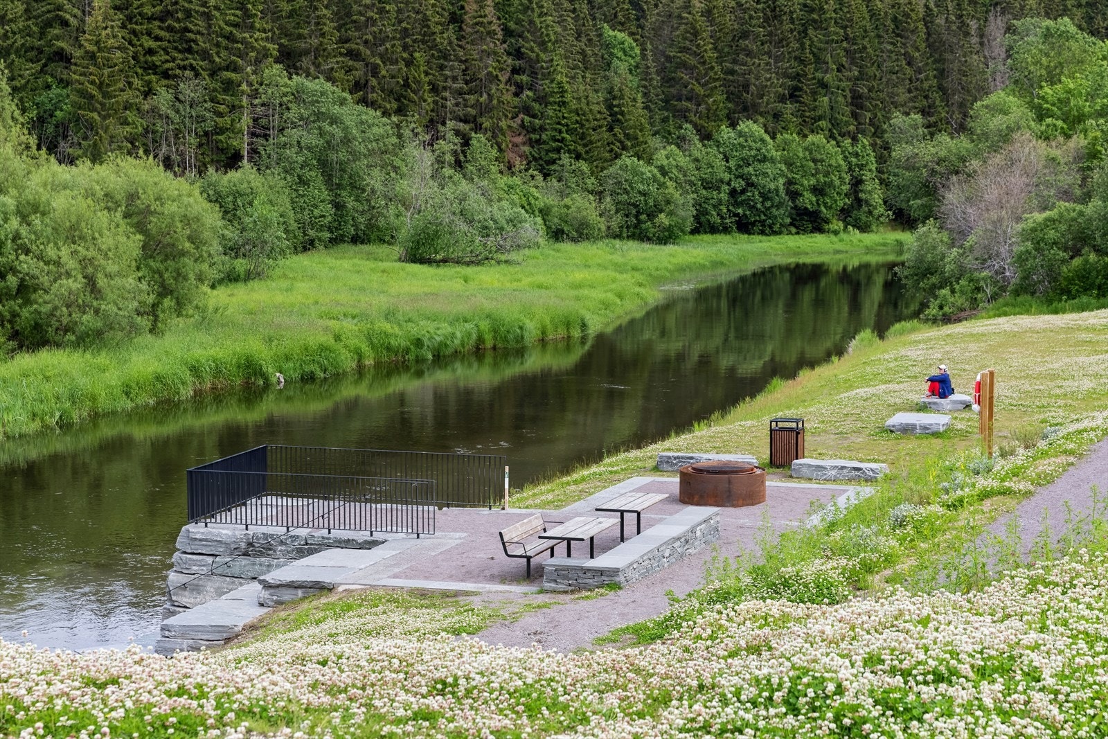Langs elva er det opparbeidet en koselig grill og badeplass. Nittedalselva er godt kjent og denne plassen ligger kun et par minutters gange unna. Galleribilde