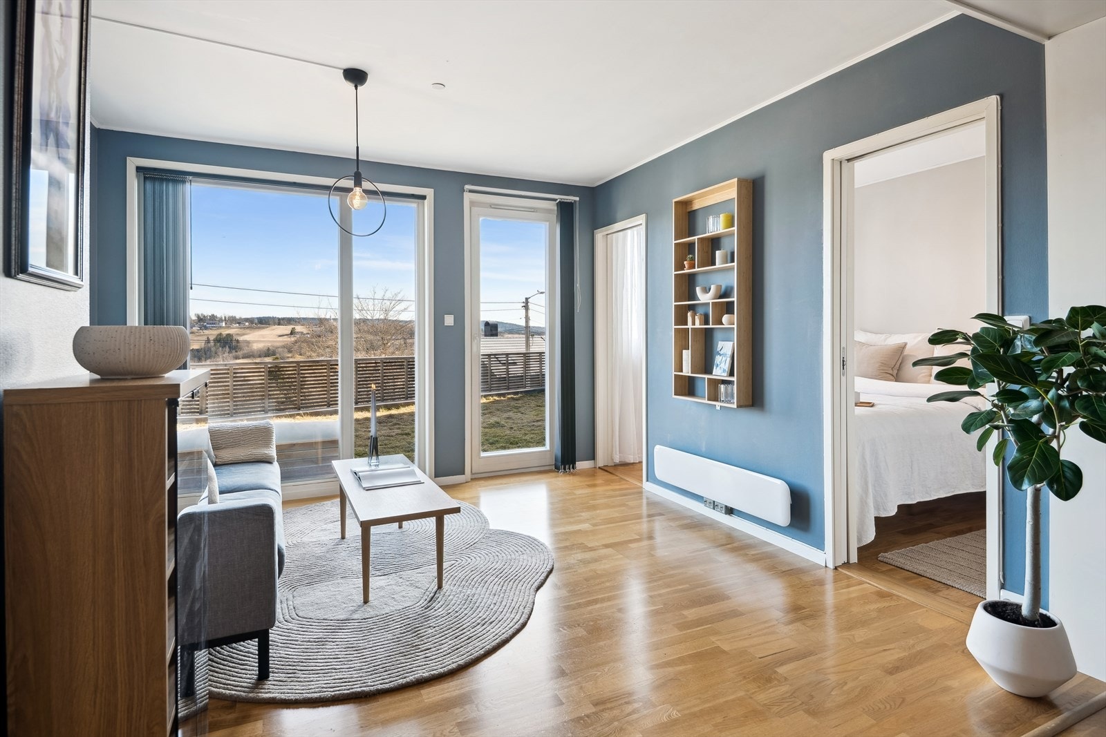 Velkommen til en moderne og tiltalende 2-roms leilighet med markterrasse og nydelig utsikt. Dette er en perfekt førstegangsleilighet! Galleribilde