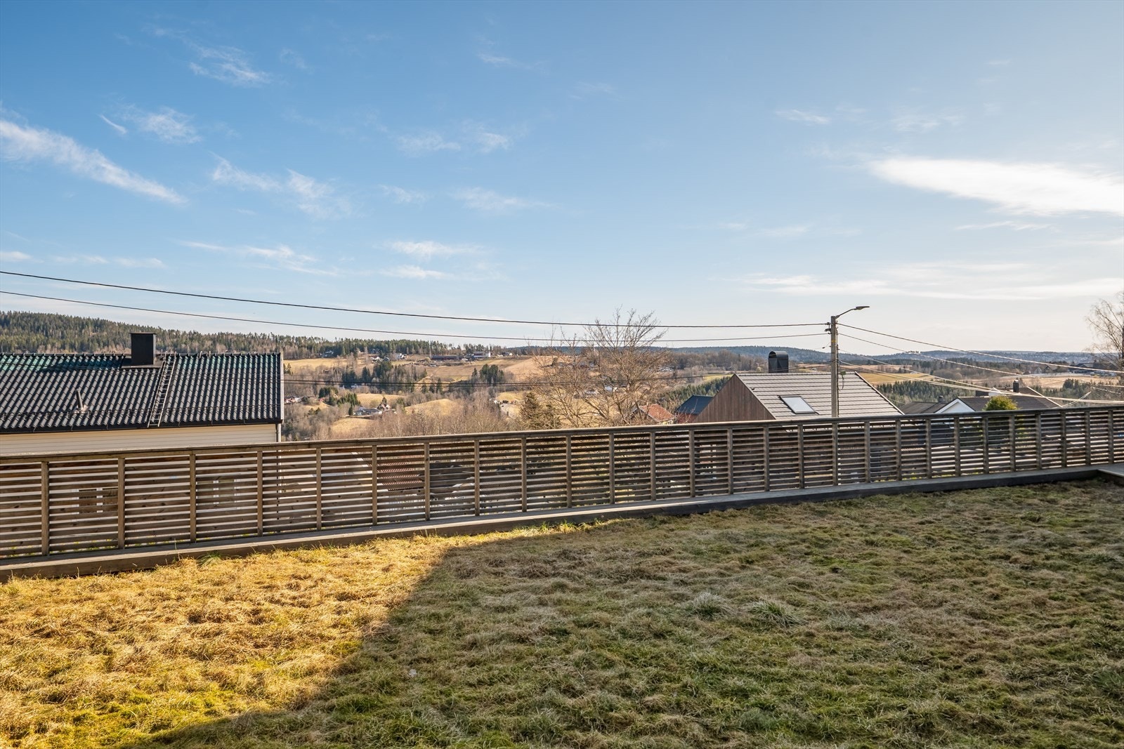 Du vil ha sol fra morgen til litt utpå dagen på denne siden. Ettermiddags-og-kveldssolen kan du nyte på takterrassen. Galleribilde